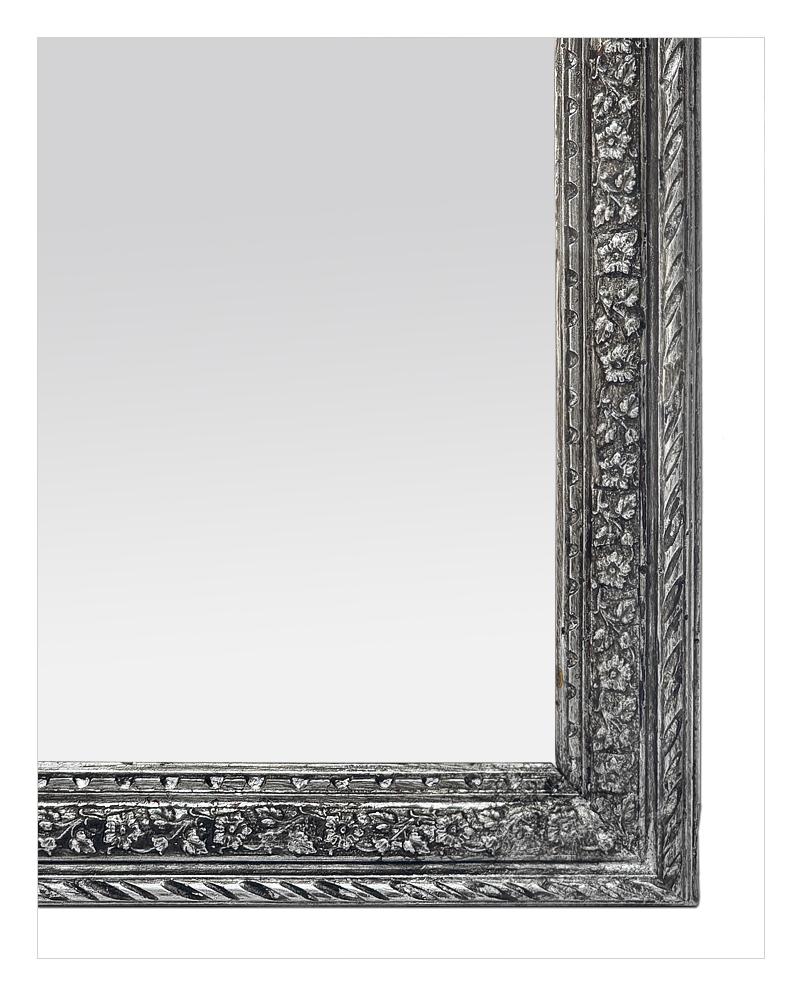 Dorato Coppia di specchi francesi antichi in legno patinato e argentato, circa 1900 in vendita