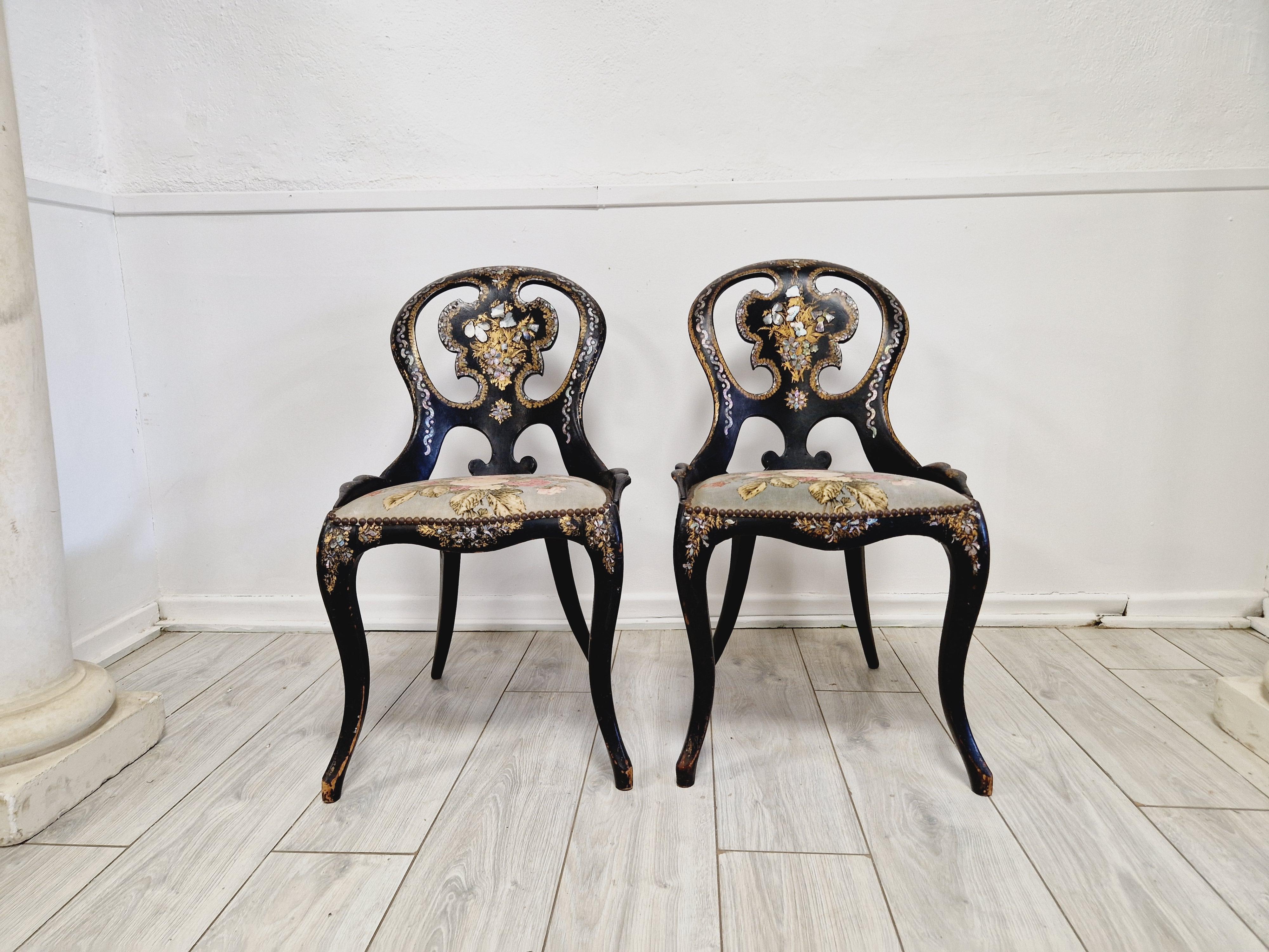 Siamo lieti di offrire in vendita questa bellissima coppia di sedie Napoleone III in cartapesta e ebanizzate. Le sedie presentano favolosi intarsi in madreperla sugli schienali. Sono pezzi d'antiquariato originali che aggiungono eleganza e charme a