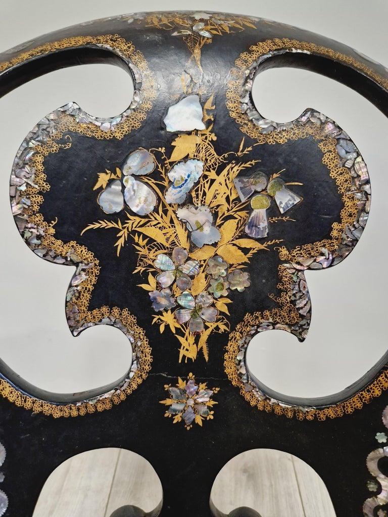 Nous avons le plaisir d'offrir à la vente cette magnifique paire de chaises Napoléon III en papier mâché, ébonisées. Les chaises présentent de fabuleuses incrustations de nacre sur les dossiers. Il s'agit d'antiquités originales qui ajouteront de