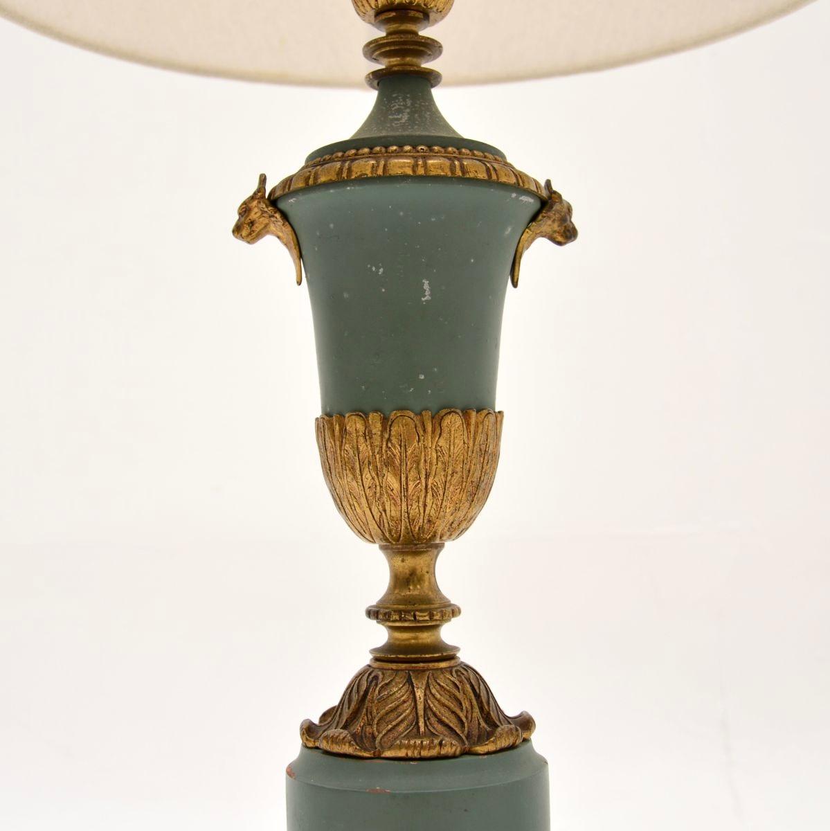 Doré Paire de lampes de bureau françaises anciennes de style néoclassique en vente