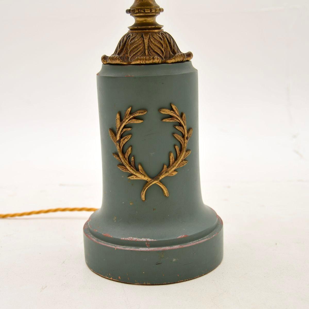 Métal Paire de lampes de bureau françaises anciennes de style néoclassique en vente