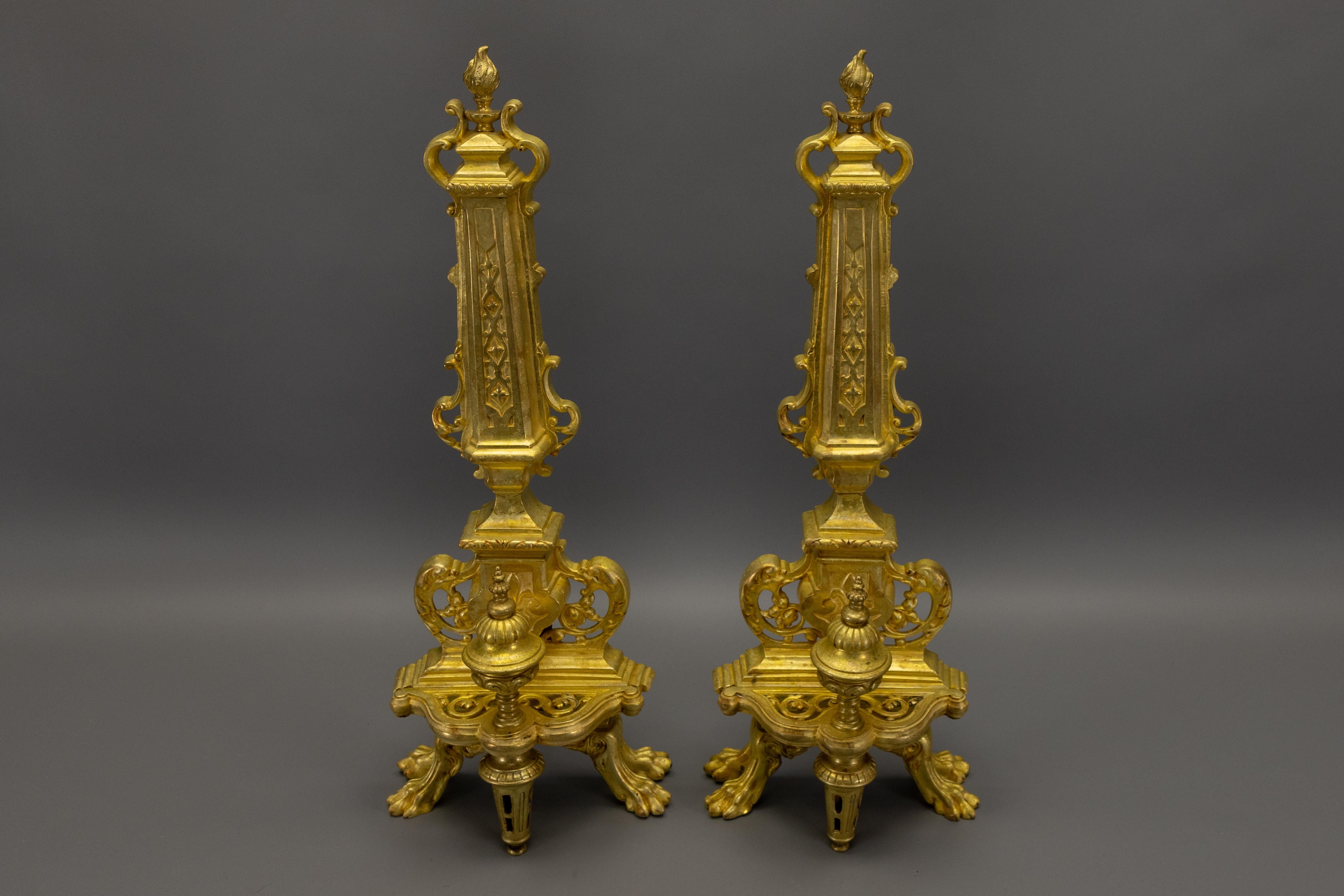 Eleganti e antichi cani da fuoco neoclassici francesi in bronzo e ferro battuto, risalenti al 1890 circa - dettagli raffinati, terminali a urna e piedi a zampa, perfetti per dare un tocco di grandezza a qualsiasi camino.

Una raffinata coppia di