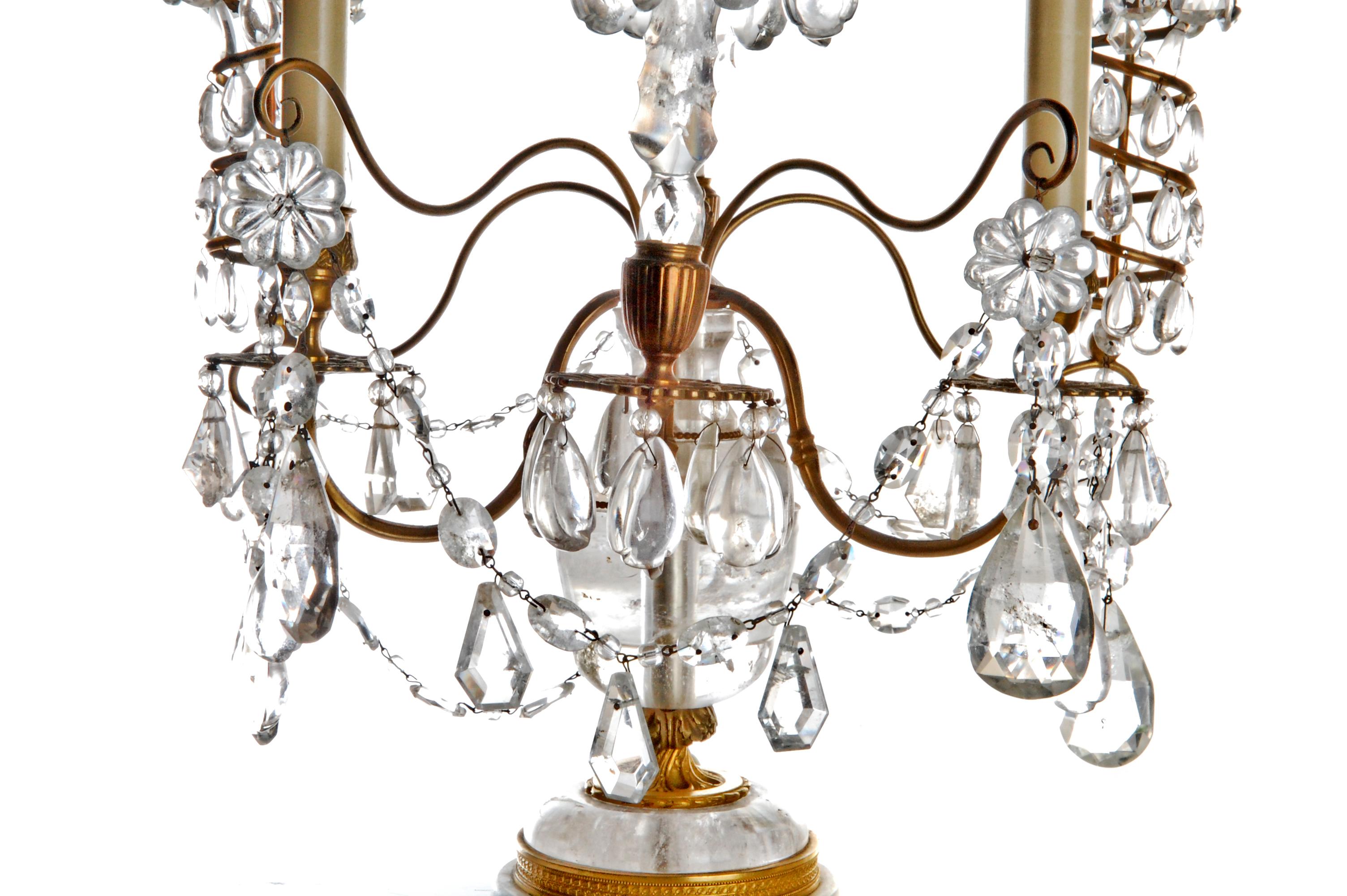 Neoclassico Coppia di antichi candelabri neoclassici francesi in cristallo di rocca montati su bronzo dorato in vendita