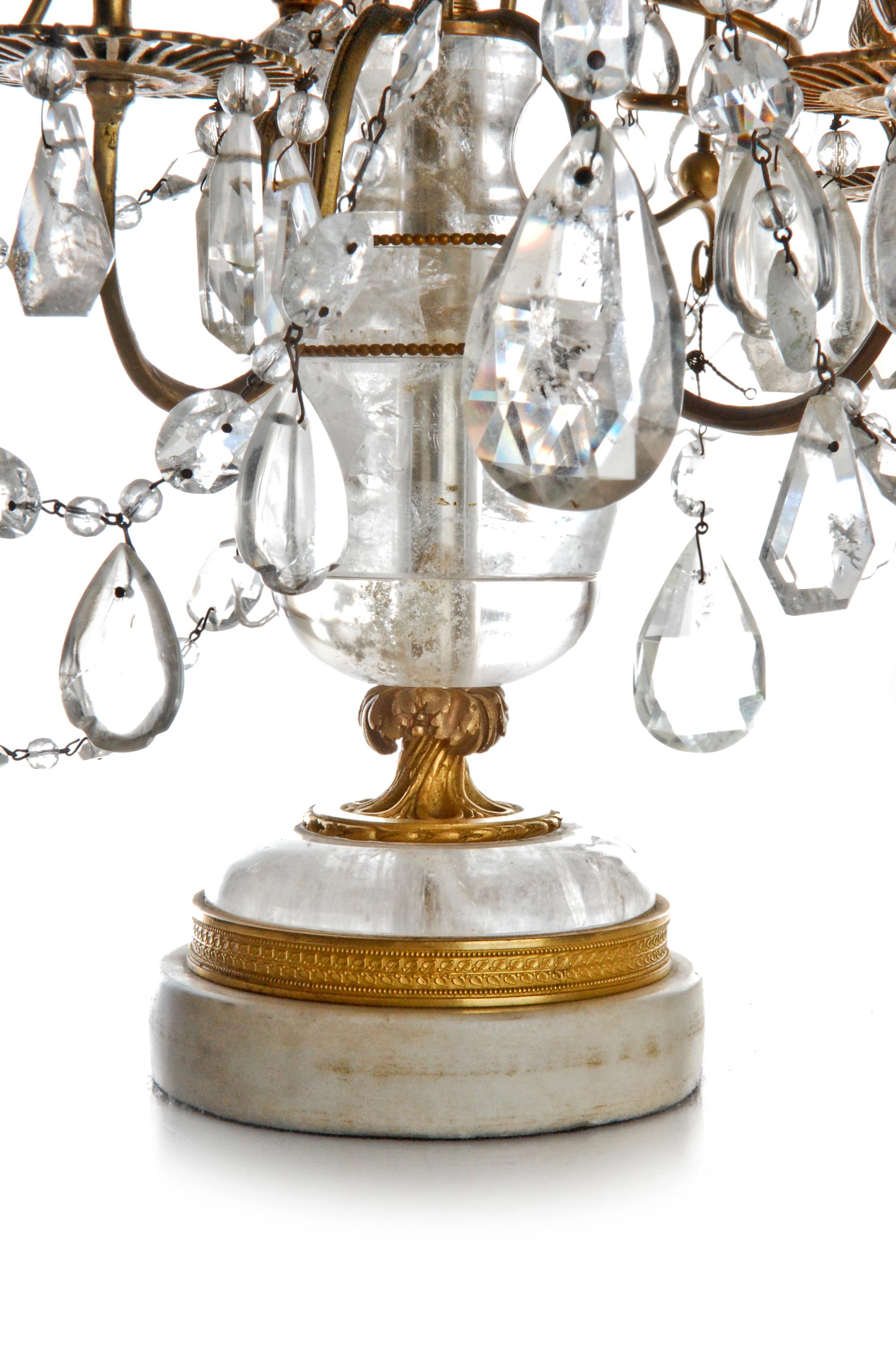 Coppia di antichi candelabri neoclassici francesi in cristallo di rocca montati su bronzo dorato In condizioni buone in vendita a New York, NY