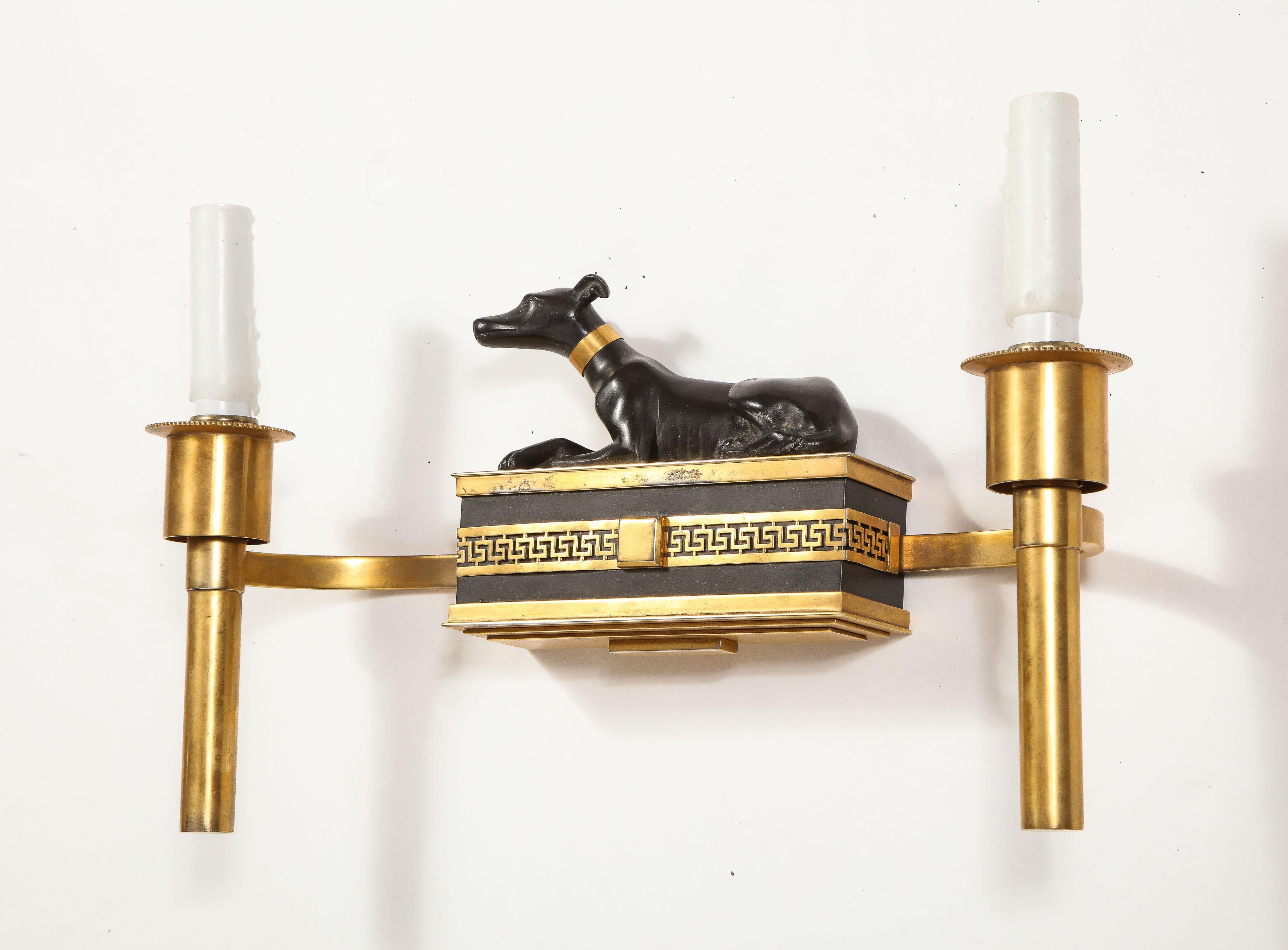 Paire d'appliques à chien en bronze patiné et doré de style néoclassique français ancien en vente 2