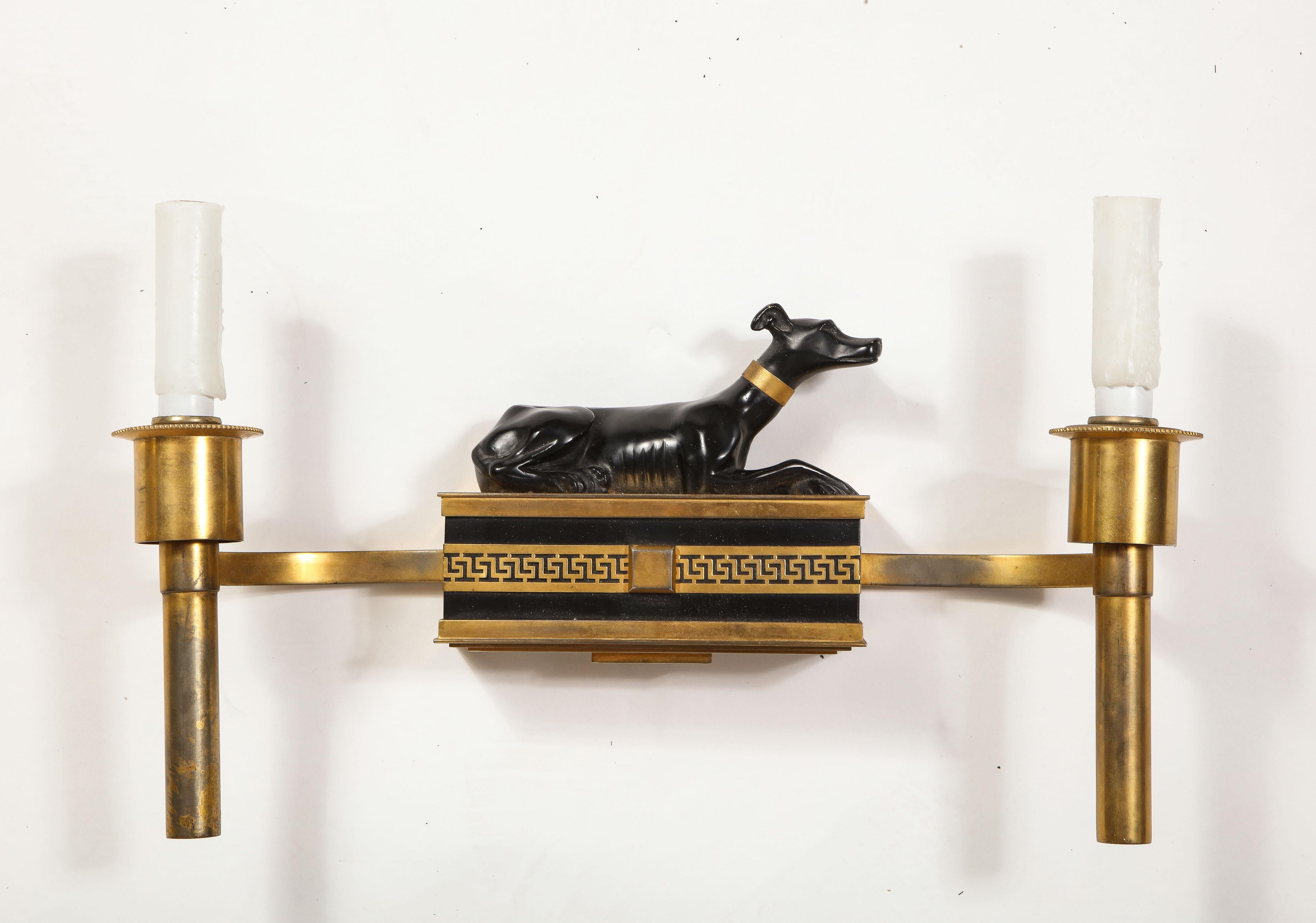 Paire d'appliques à chien en bronze patiné et doré de style néoclassique français ancien en vente 3