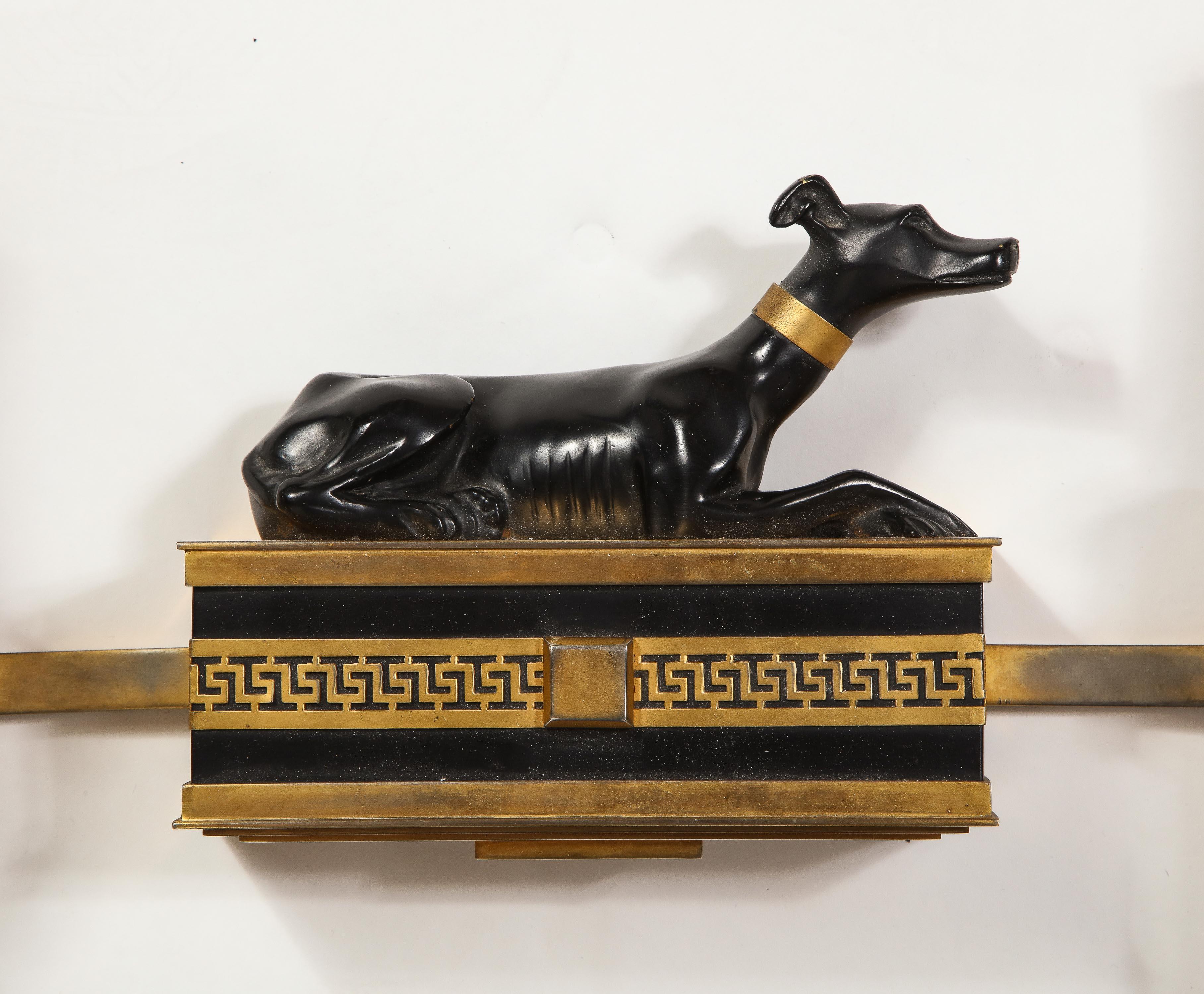 Paire d'appliques à chien en bronze patiné et doré de style néoclassique français ancien en vente 4