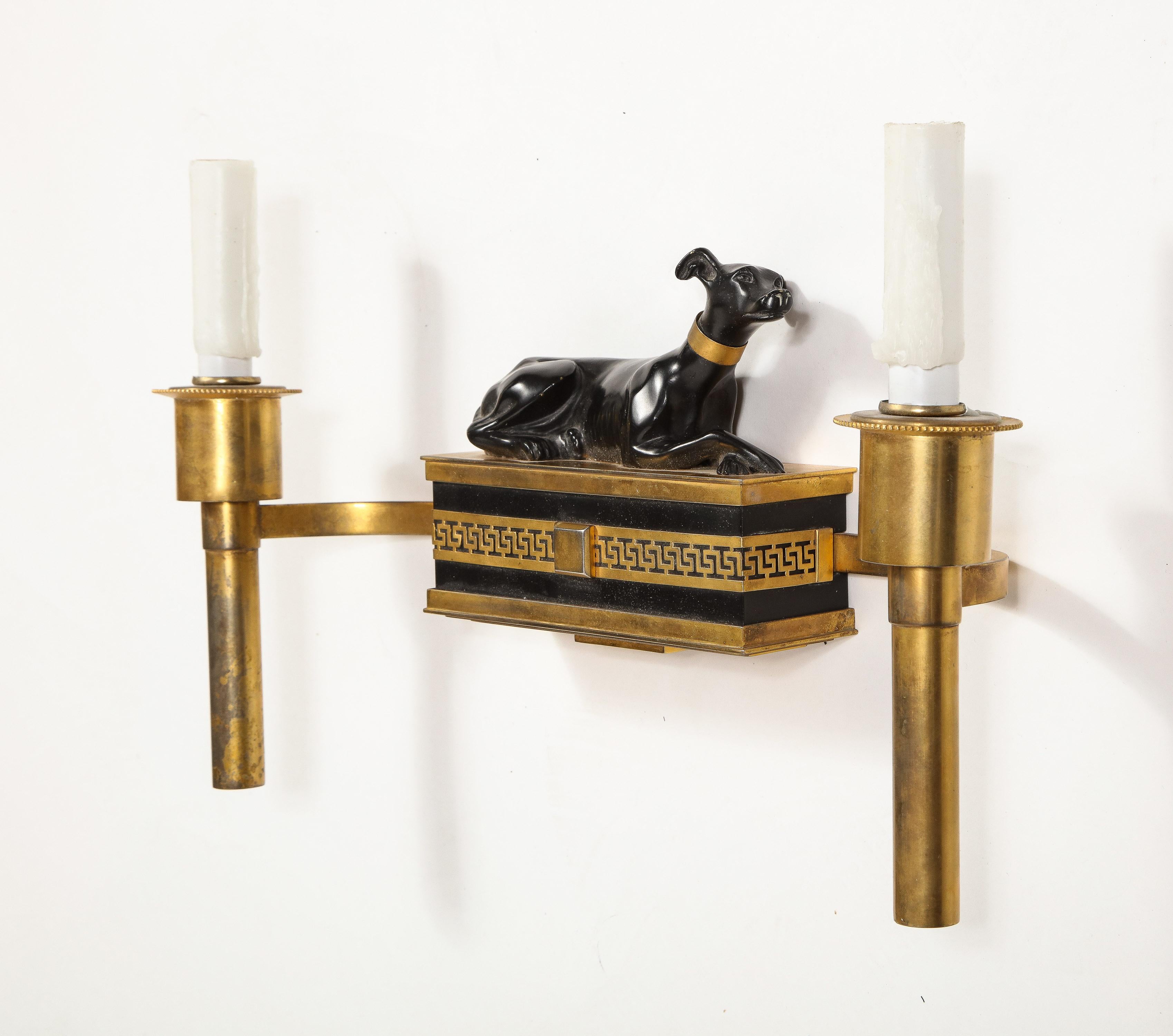 Paire d'appliques à chien en bronze patiné et doré de style néoclassique français ancien en vente 6