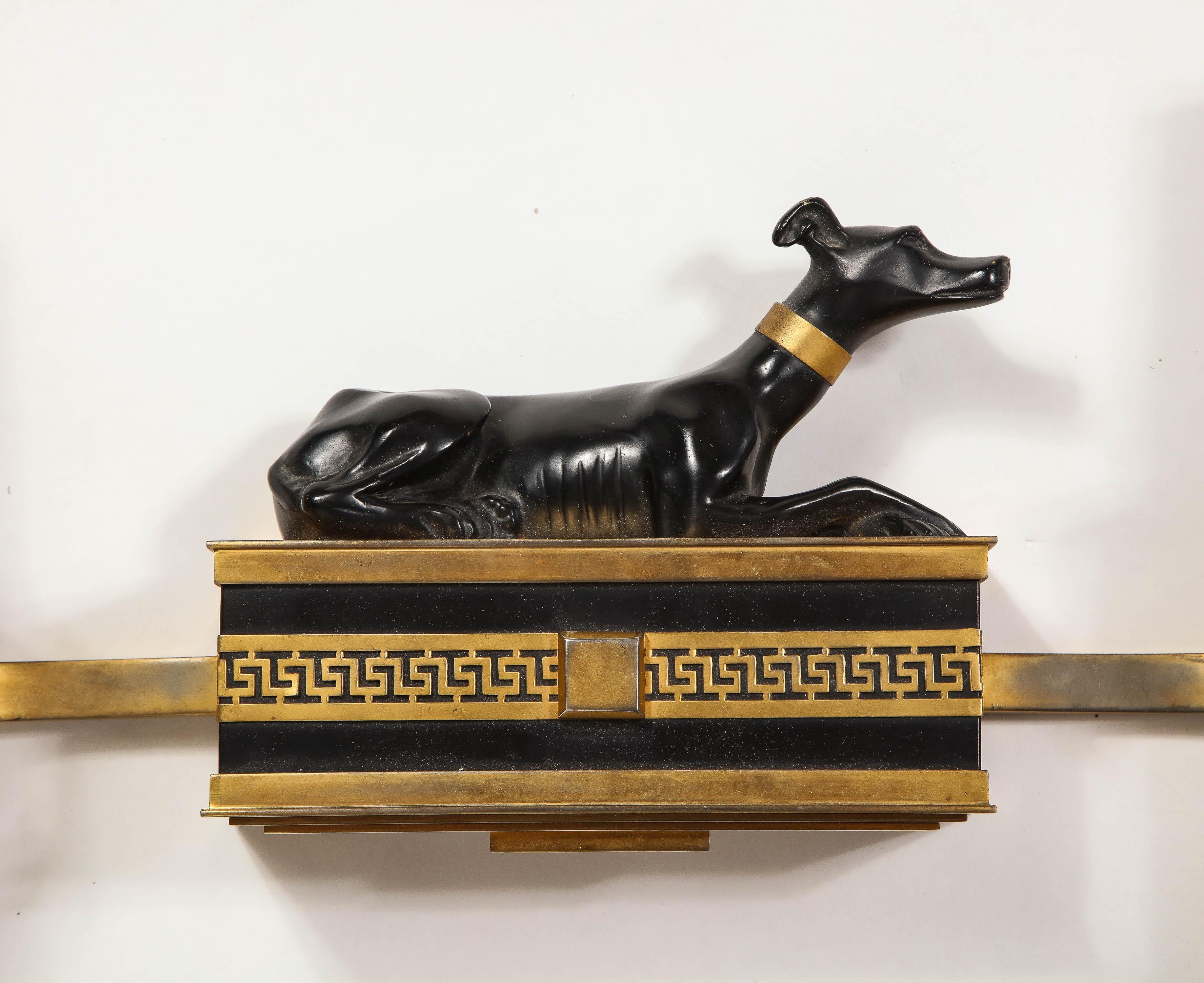 Néoclassique Paire d'appliques à chien en bronze patiné et doré de style néoclassique français ancien en vente