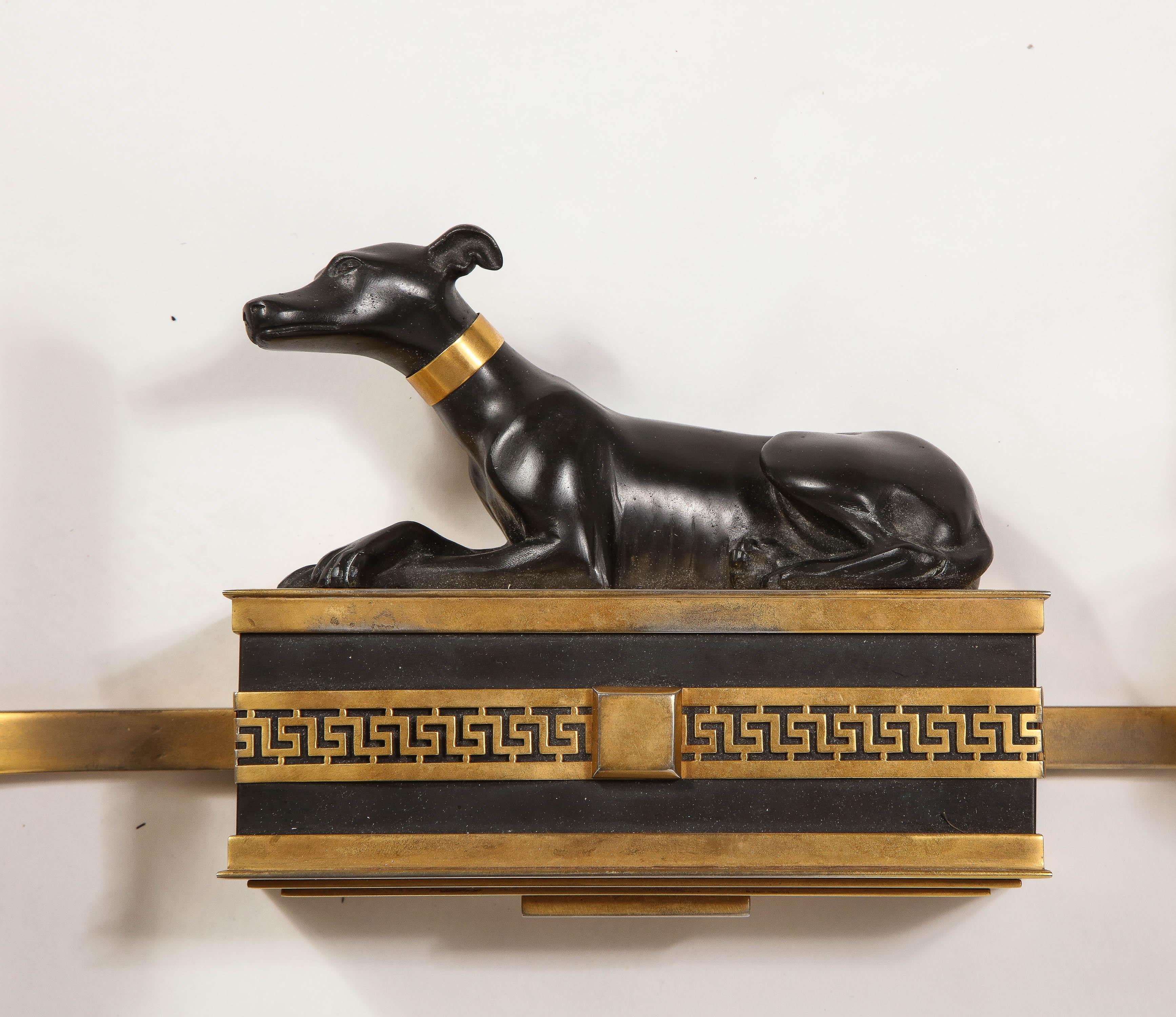 Français Paire d'appliques à chien en bronze patiné et doré de style néoclassique français ancien en vente