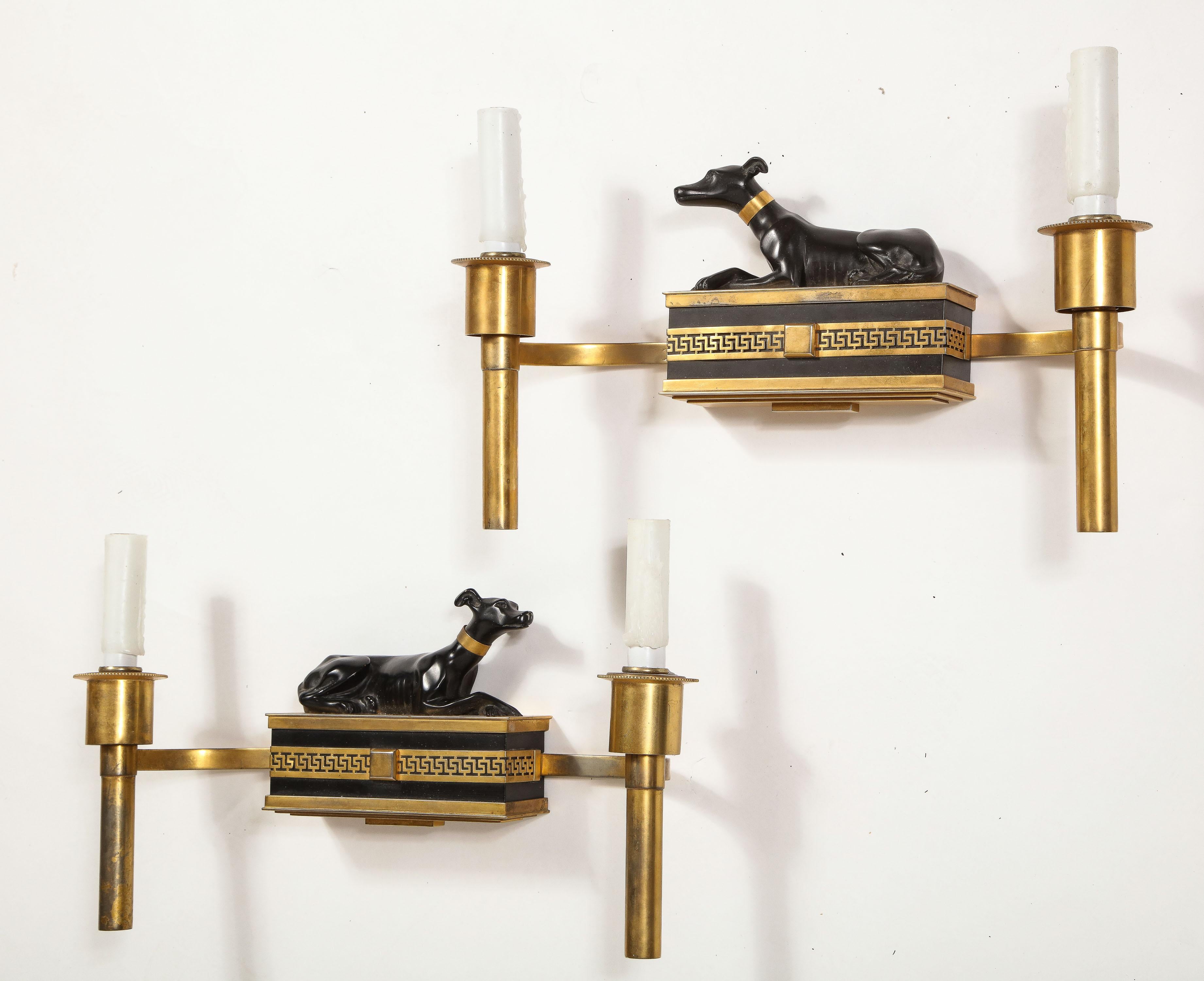 Doré Paire d'appliques à chien en bronze patiné et doré de style néoclassique français ancien en vente