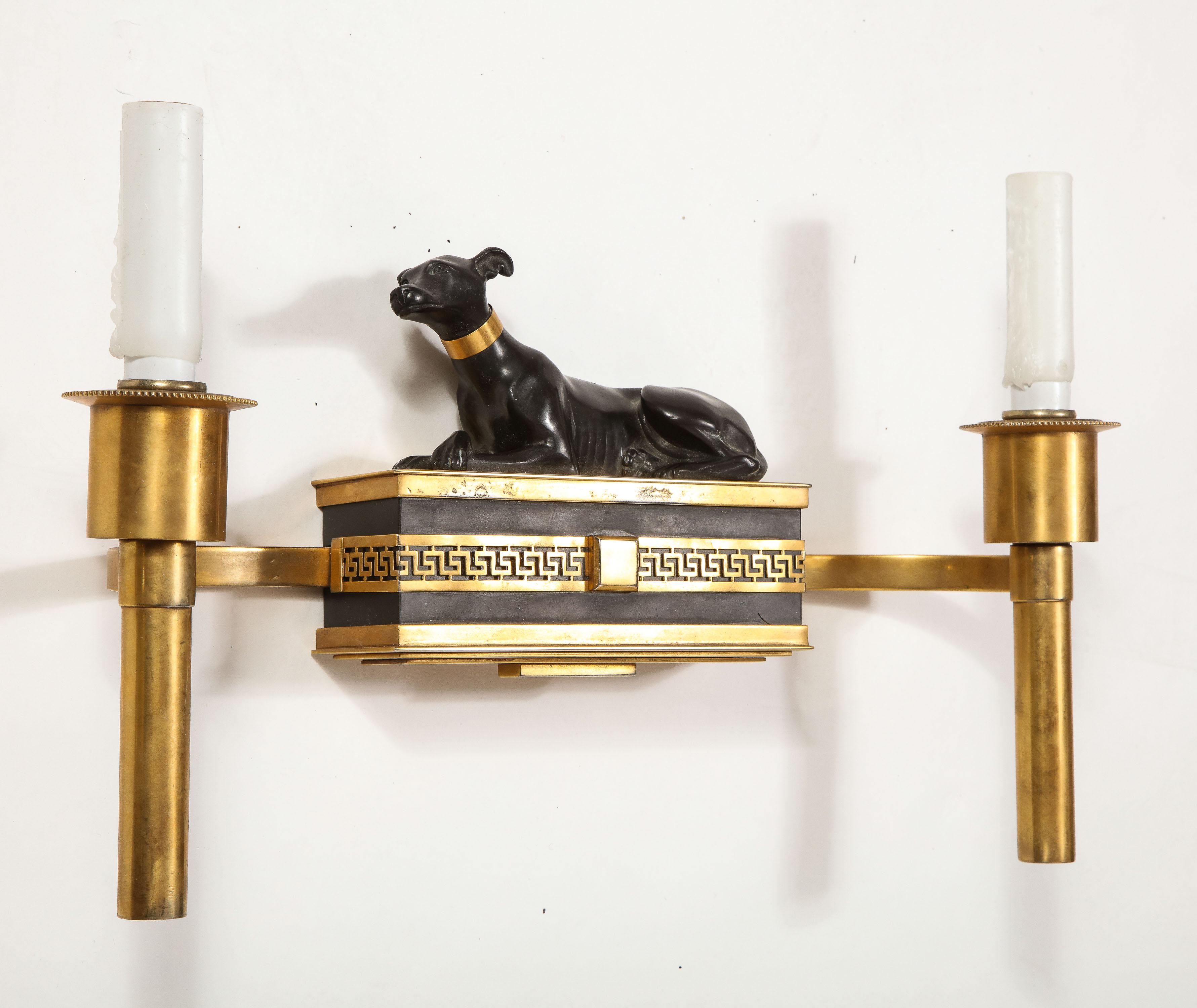 Paire d'appliques à chien en bronze patiné et doré de style néoclassique français ancien Bon état - En vente à New York, NY