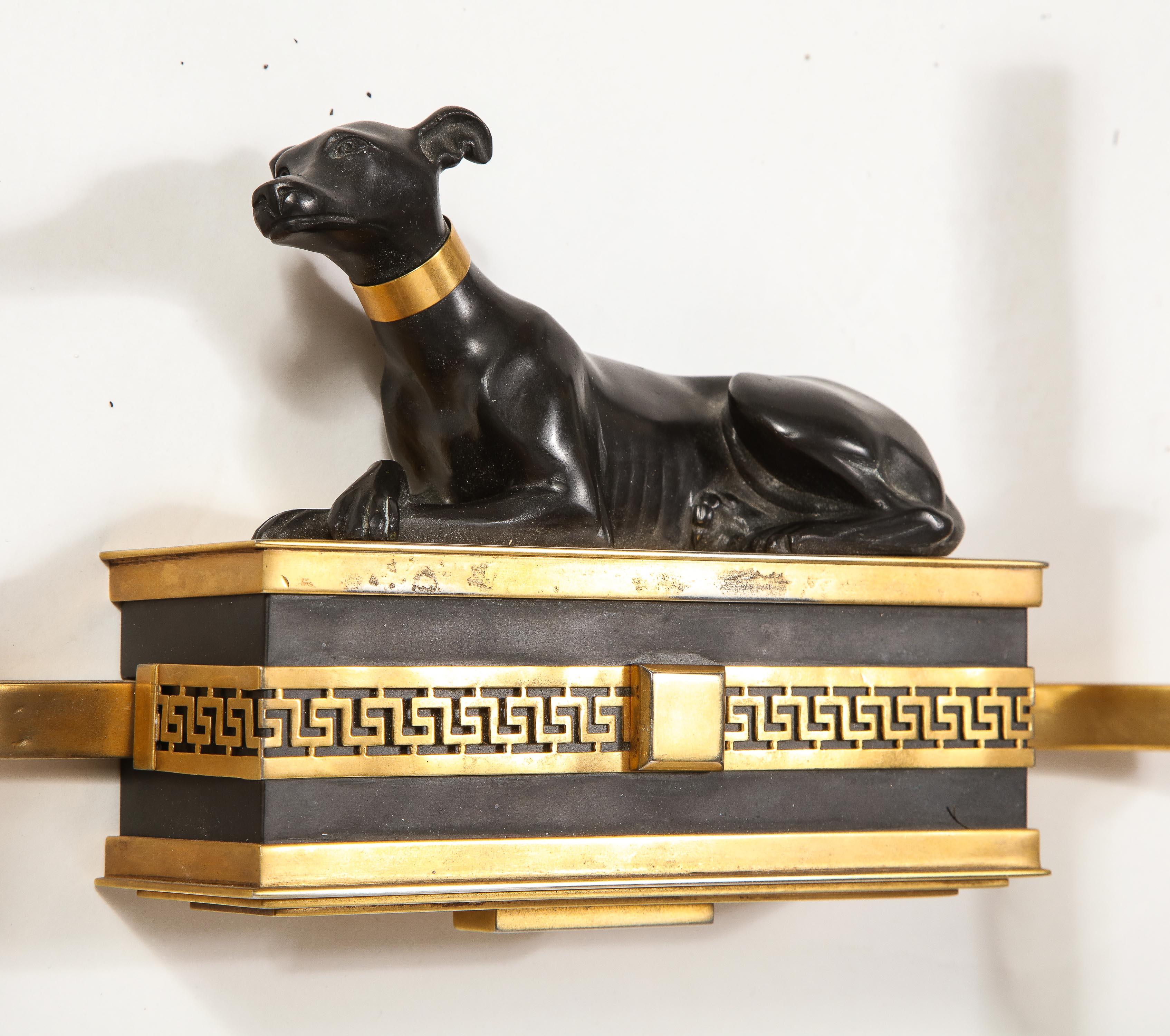 20ième siècle Paire d'appliques à chien en bronze patiné et doré de style néoclassique français ancien en vente