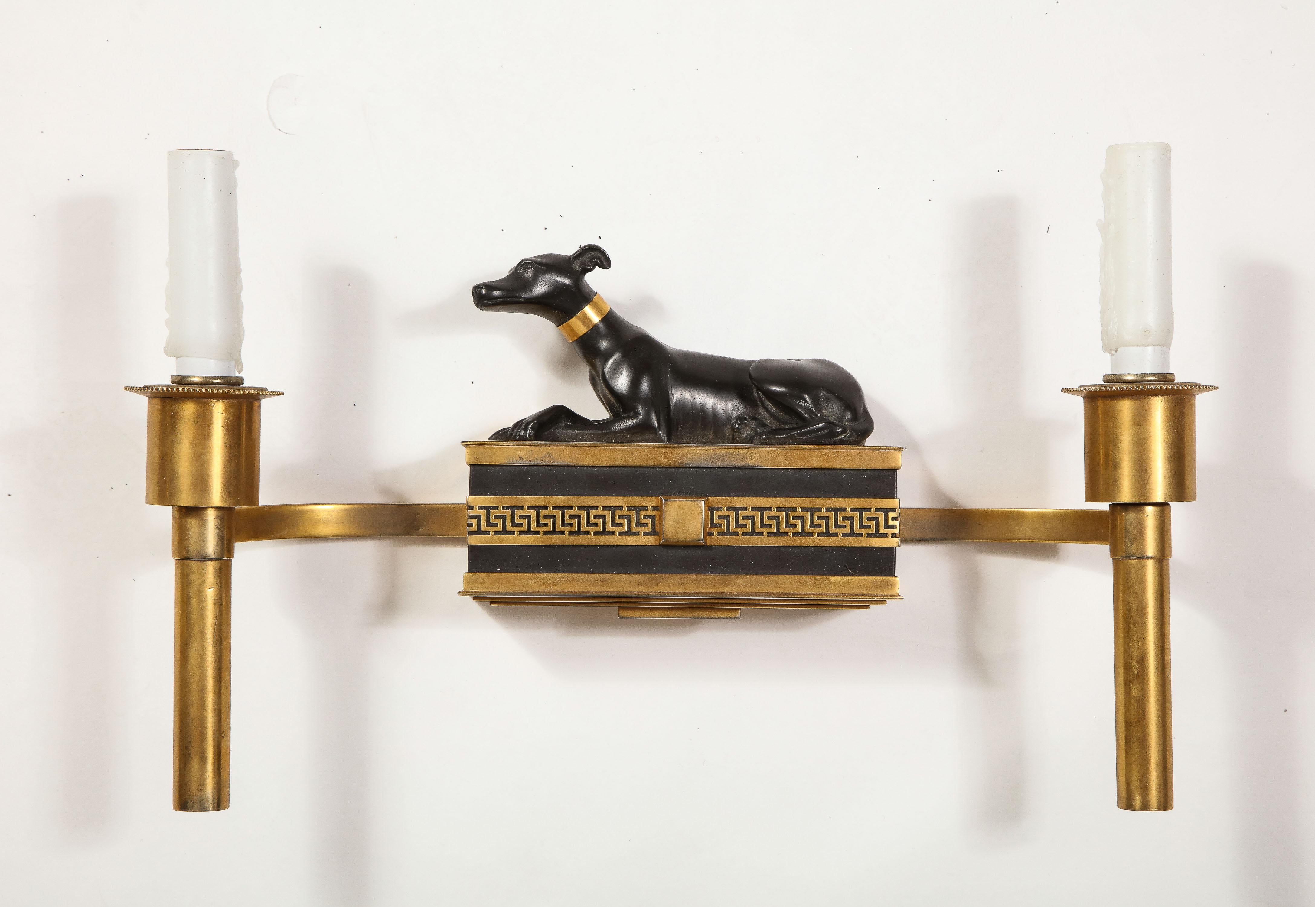 Paire d'appliques à chien en bronze patiné et doré de style néoclassique français ancien en vente 1