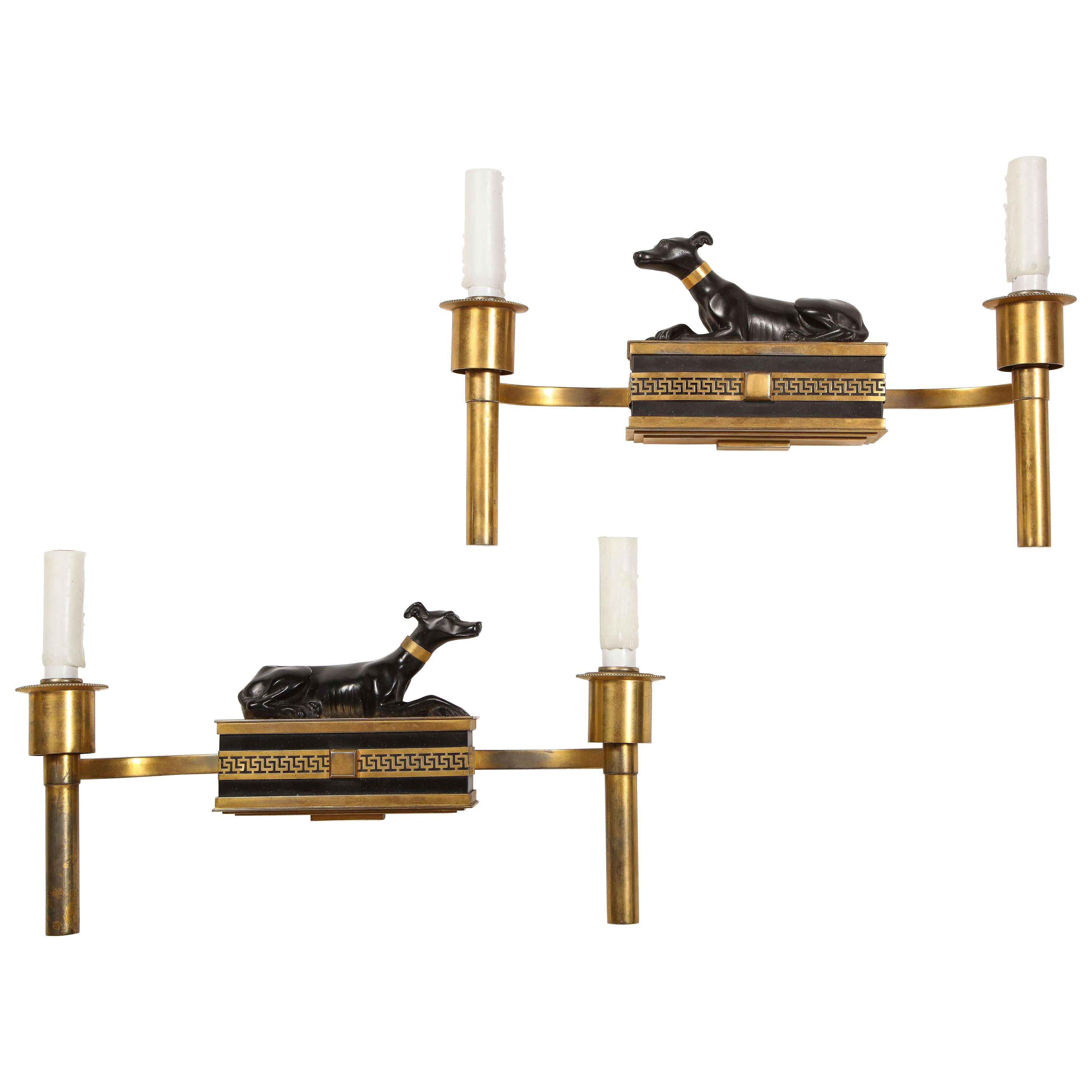 Paire d'appliques à chien en bronze patiné et doré de style néoclassique français ancien en vente