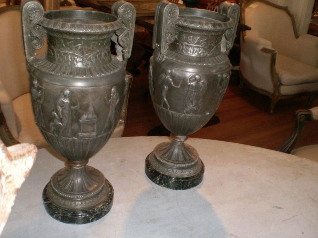 Bronzato Coppia di urne antiche in stile neoclassico francese in vendita
