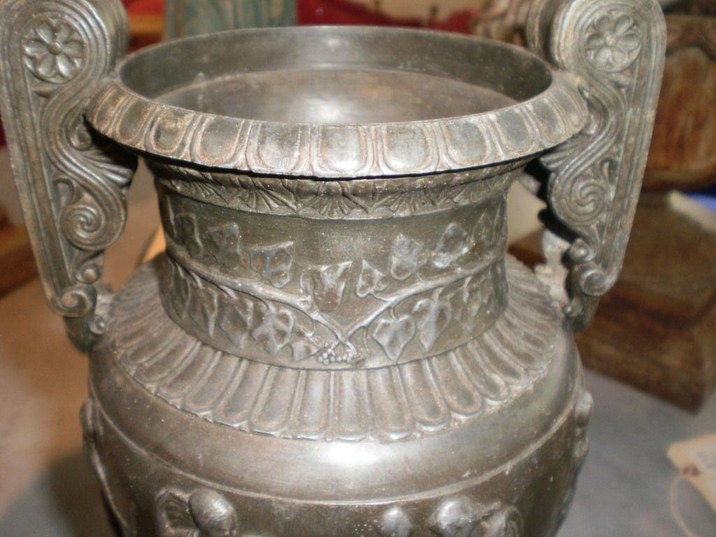 Pair of Antique French Neoclassical Style Urns For Sale 1