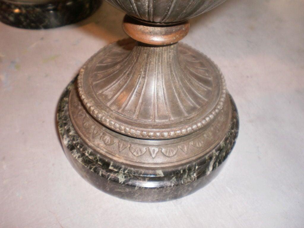 Paar antike französische Urnen im neoklassischen Stil (Marmor) im Angebot