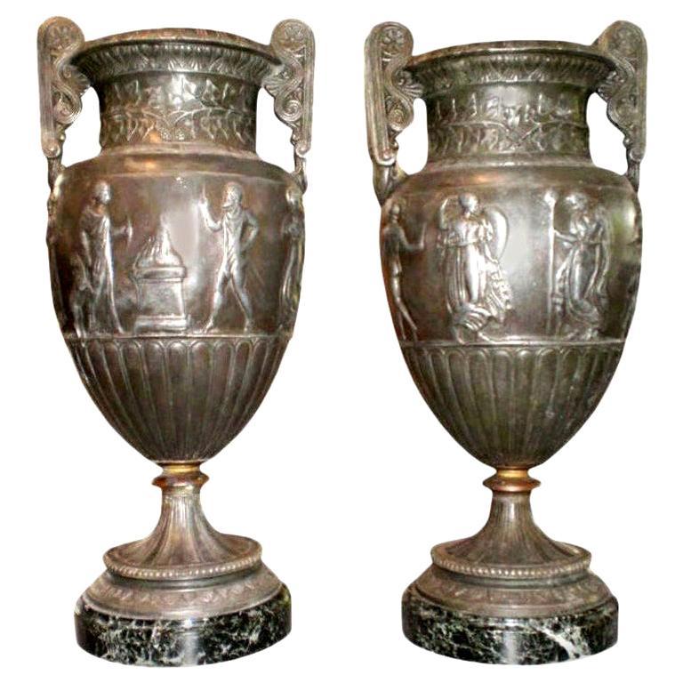 Paar antike französische Urnen im neoklassischen Stil im Angebot 1