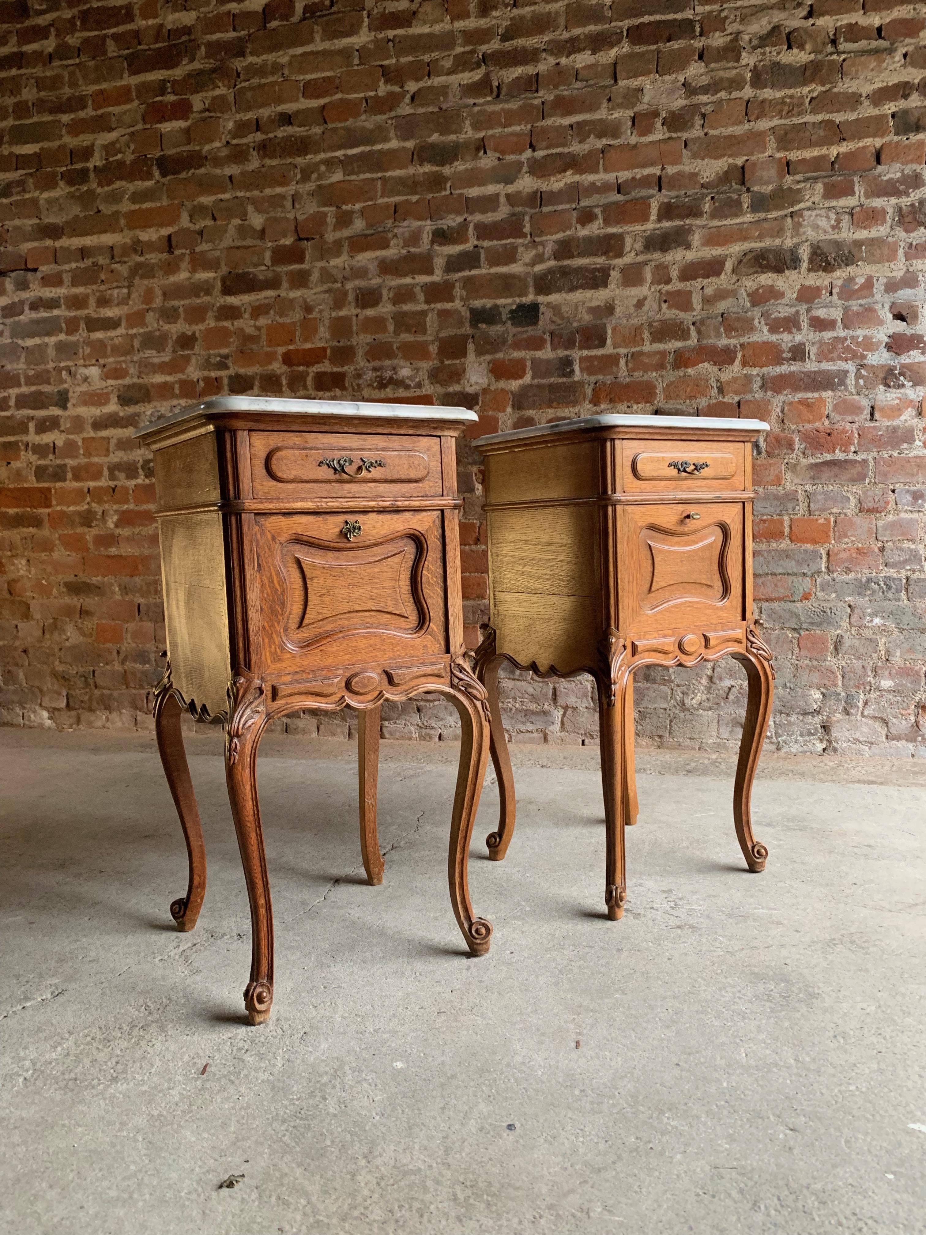 Français Paire de tables de nuit françaises anciennes Tables de chevet Marbre:: Victorien:: 1890