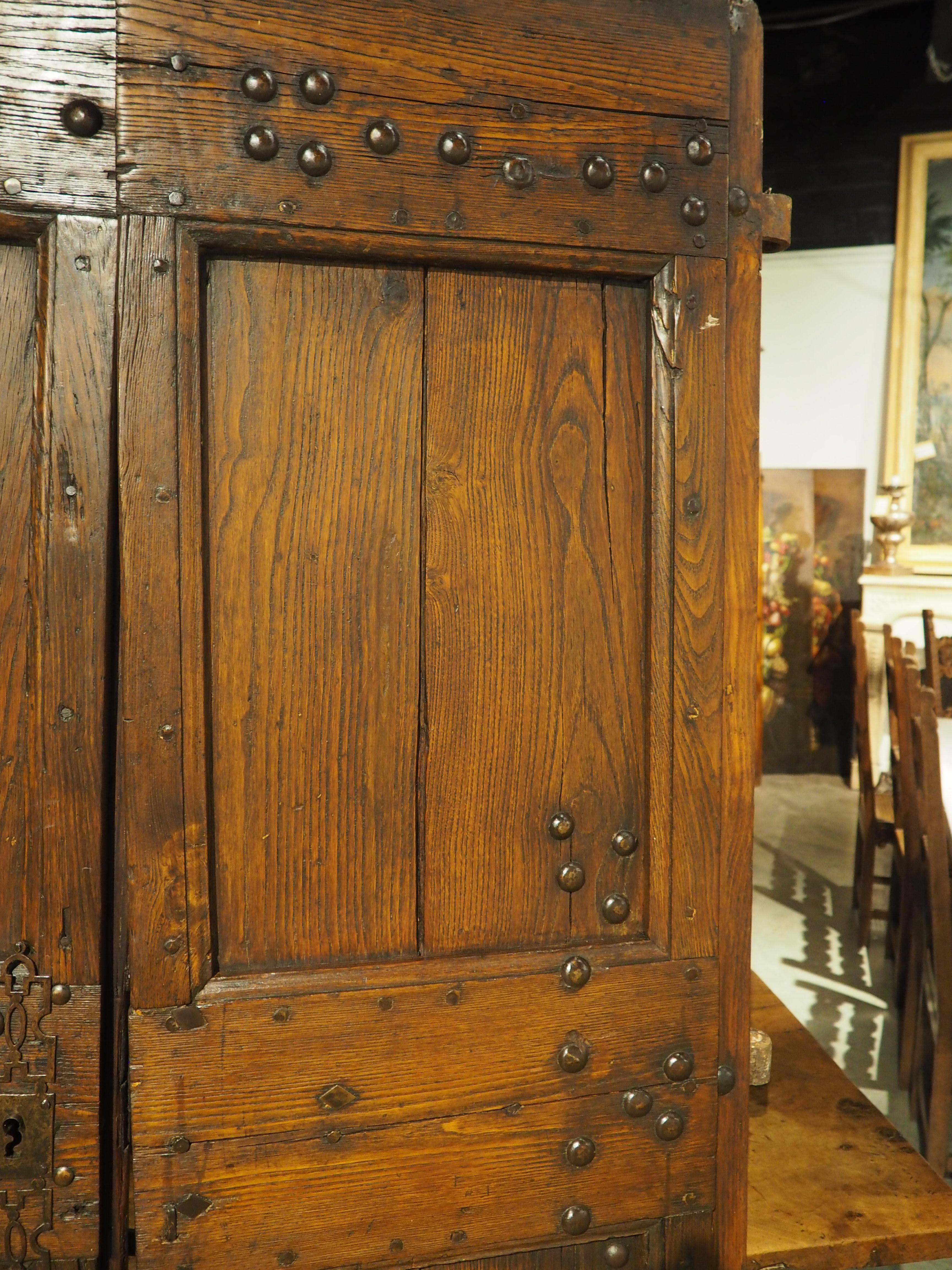 Paire de portes anciennes françaises en chêne et fer à clous des Cévennes, fin C.C. en vente 3