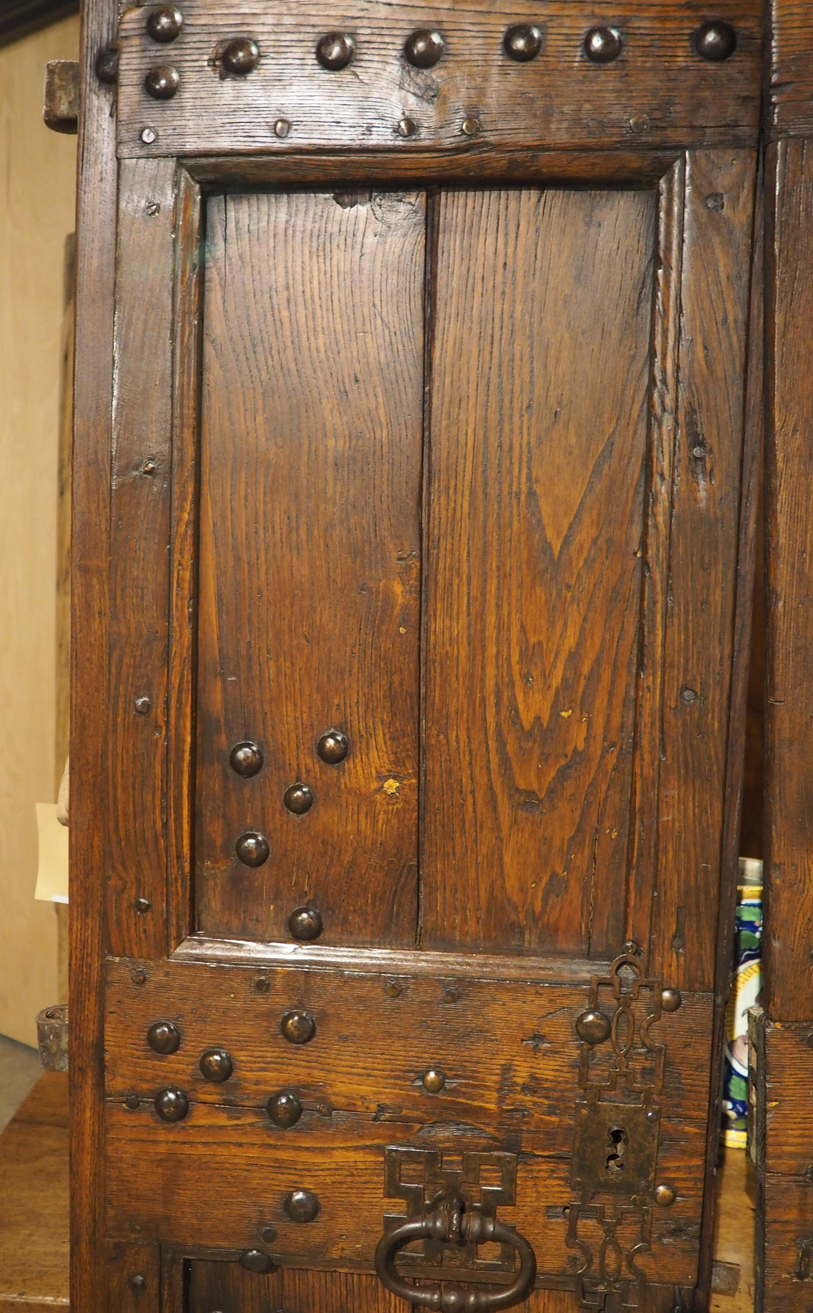 Paire de portes anciennes françaises en chêne et fer à clous des Cévennes, fin C.C. en vente 4
