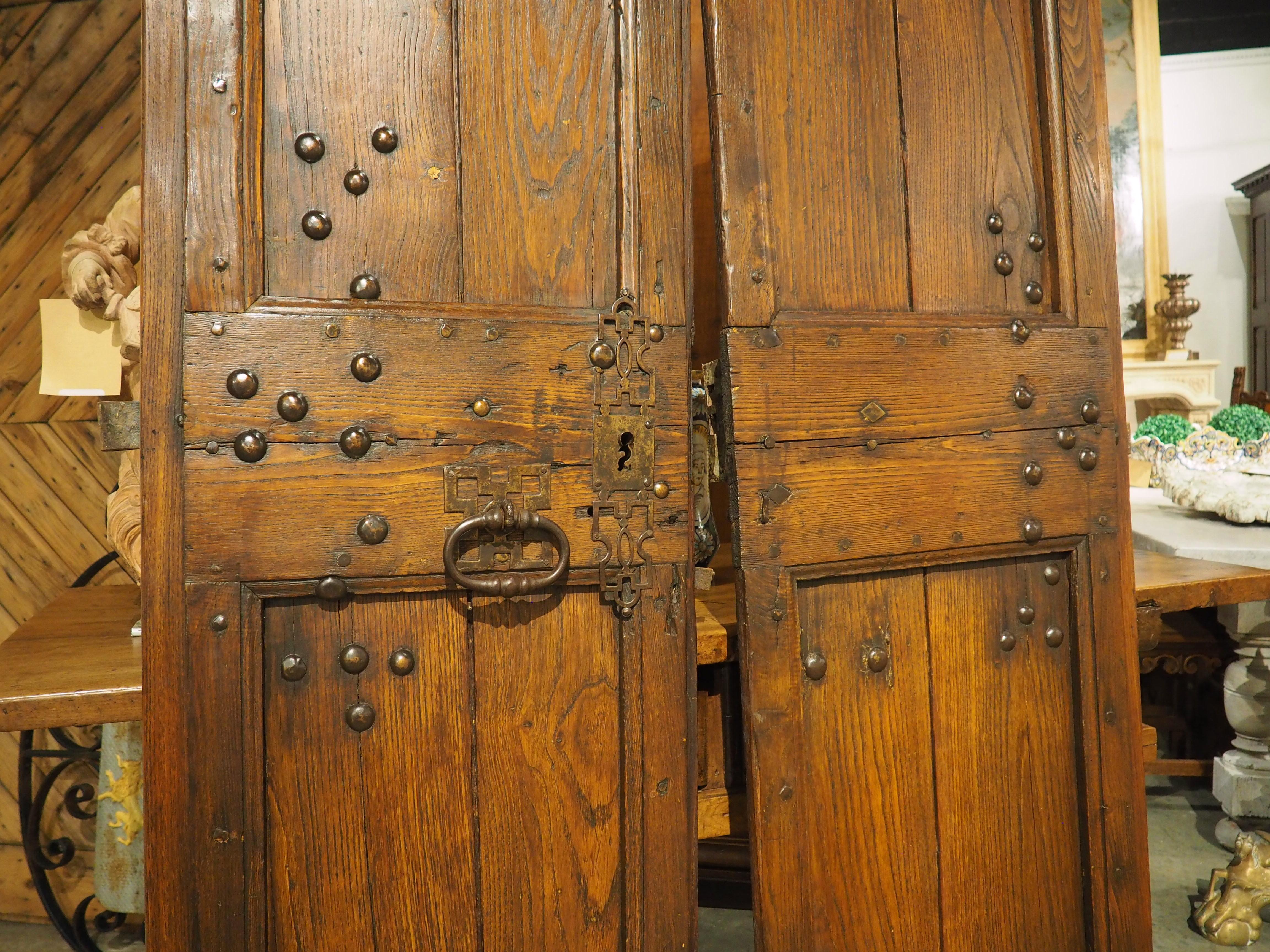 Paire de portes anciennes françaises en chêne et fer à clous des Cévennes, fin C.C. en vente 5