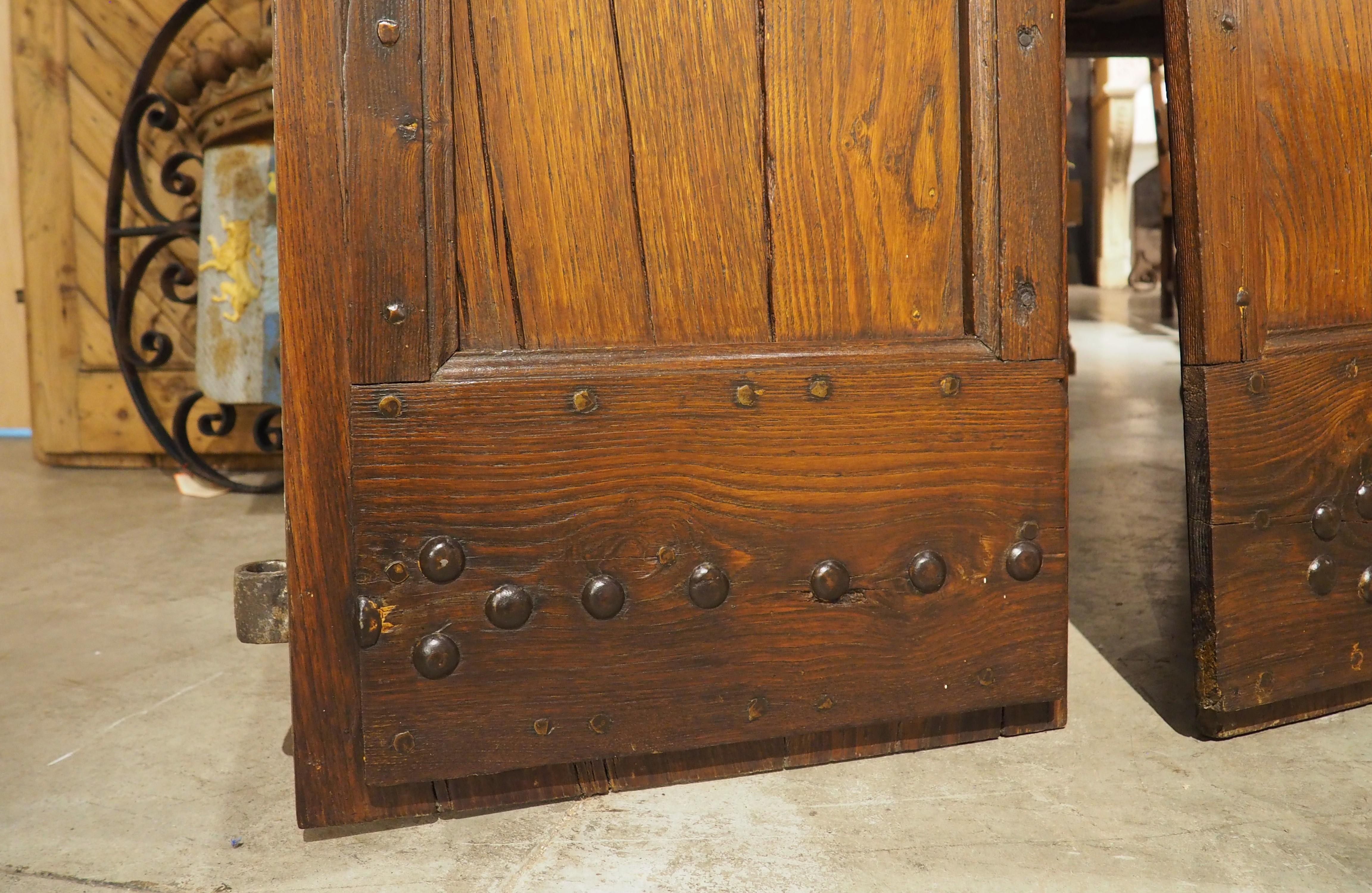 Paire de portes anciennes françaises en chêne et fer à clous des Cévennes, fin C.C. en vente 6