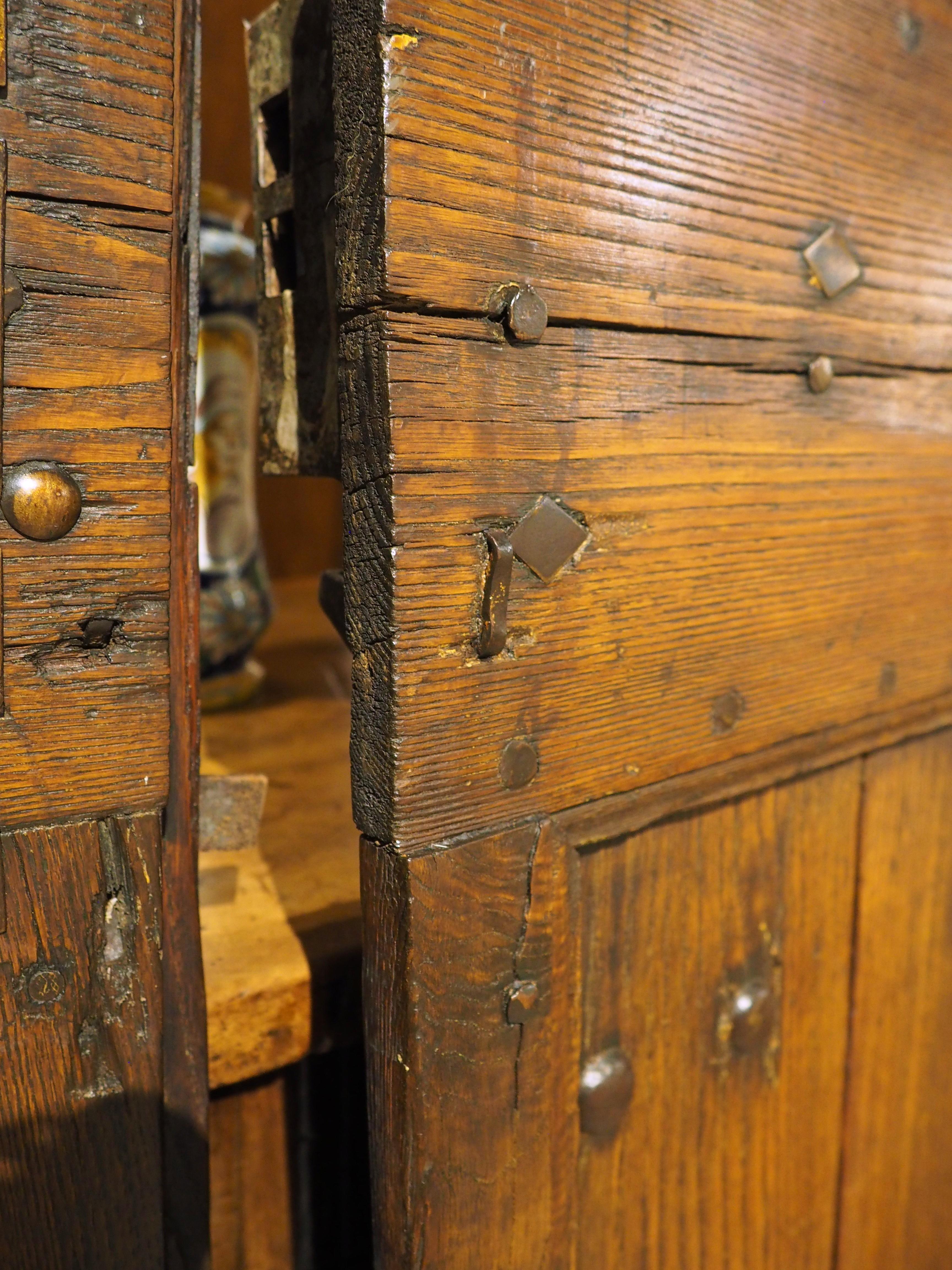 Paire de portes anciennes françaises en chêne et fer à clous des Cévennes, fin C.C. en vente 7