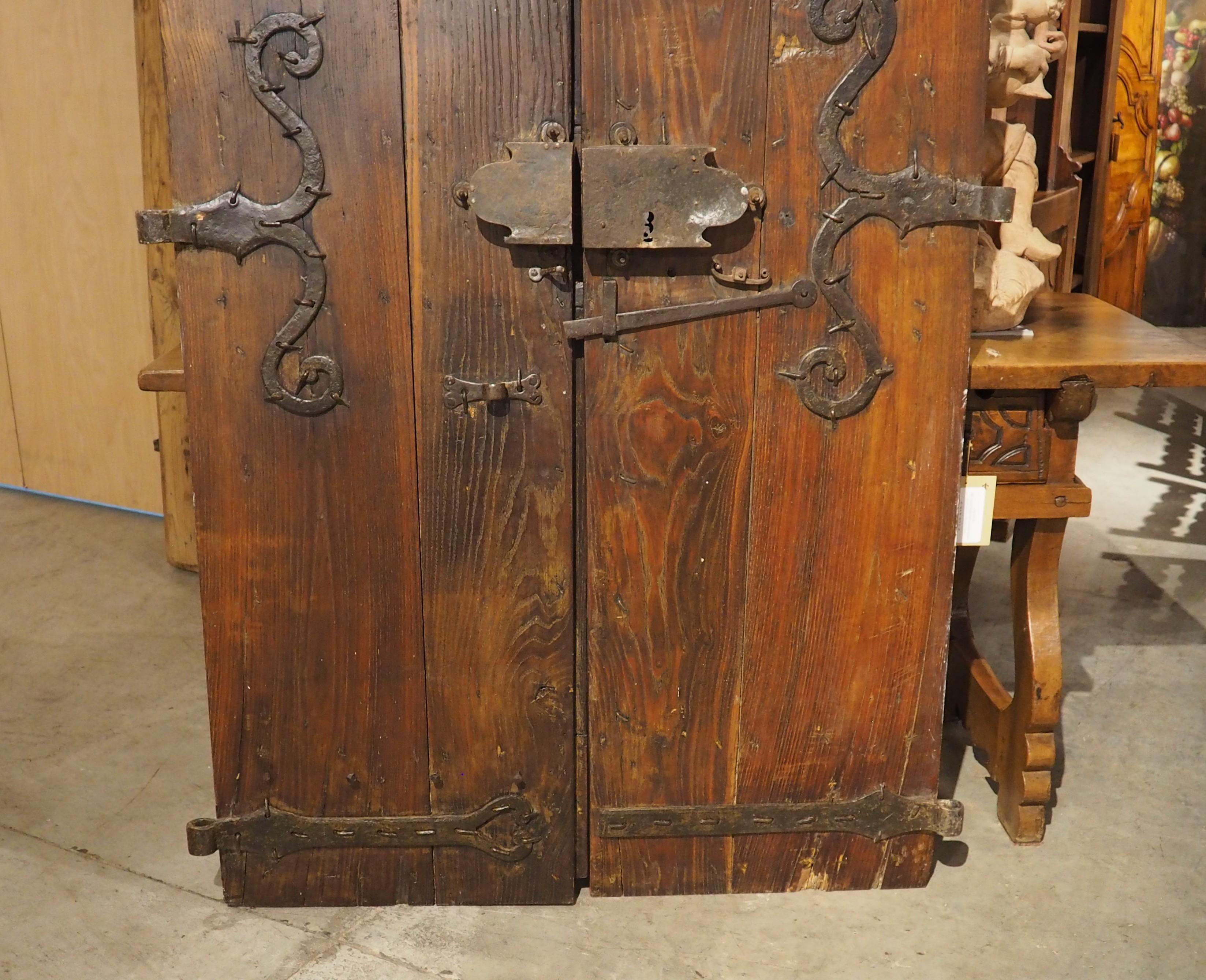 Paire de portes anciennes françaises en chêne et fer à clous des Cévennes, fin C.C. en vente 8