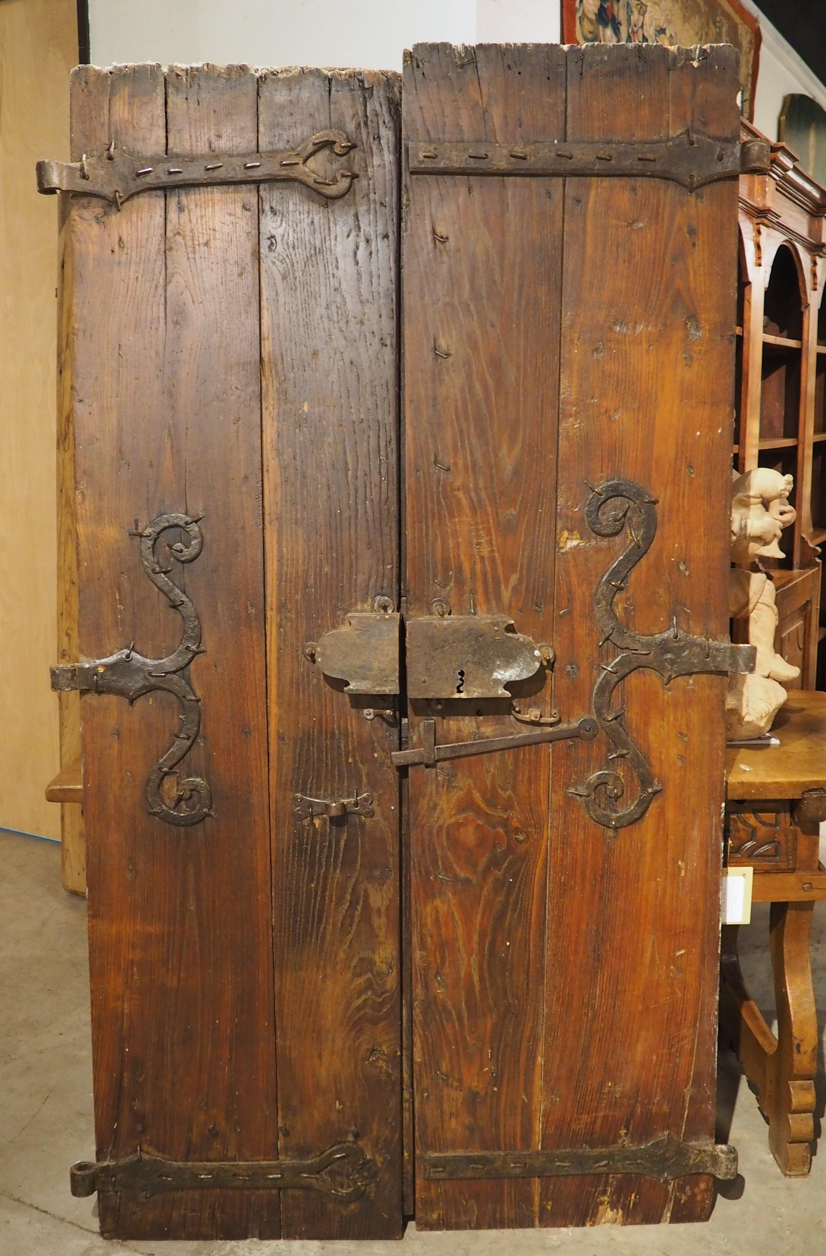 Paire de portes anciennes françaises en chêne et fer à clous des Cévennes, fin C.C. en vente 9
