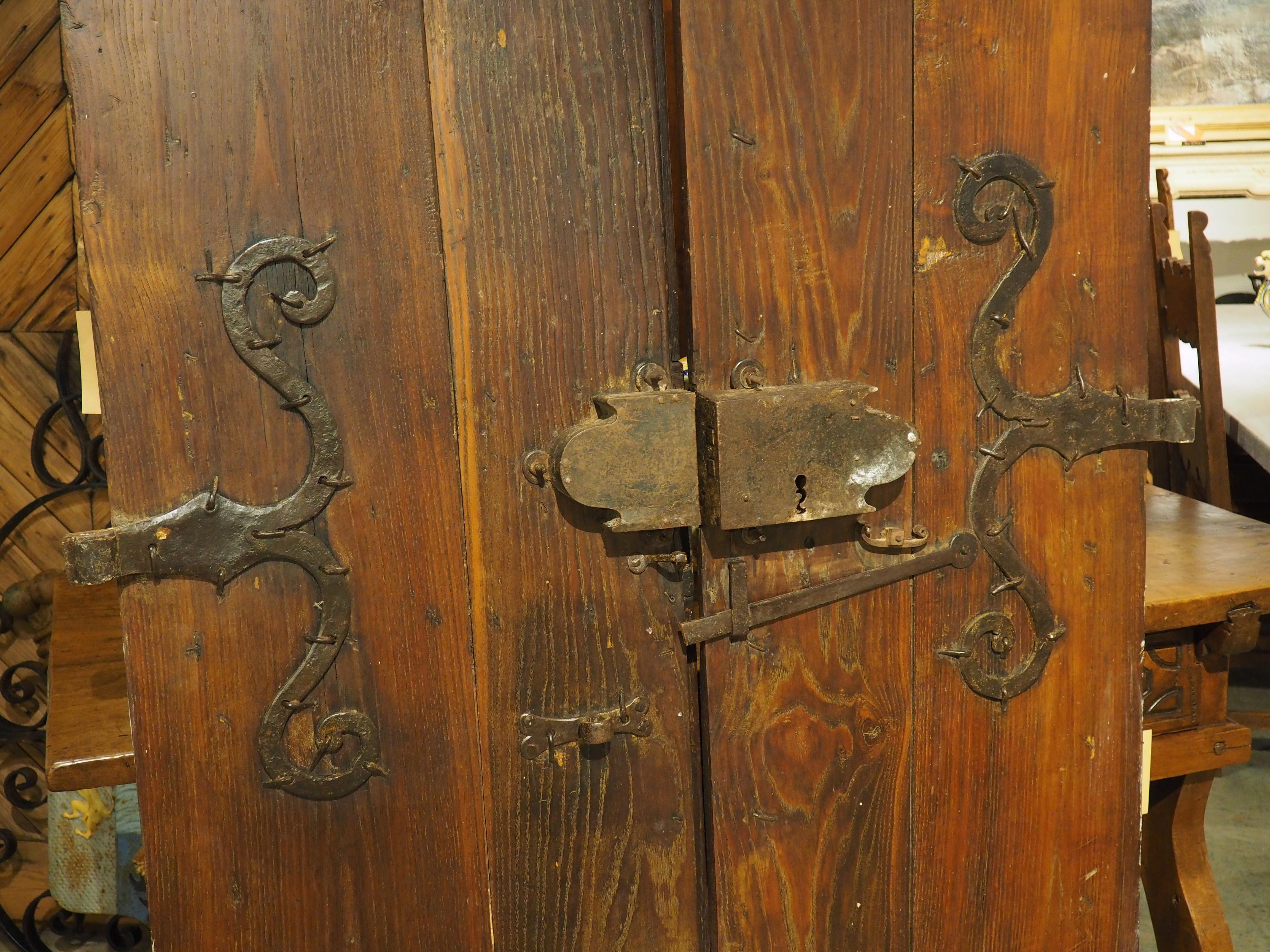 Paire de portes anciennes françaises en chêne et fer à clous des Cévennes, fin C.C. en vente 10