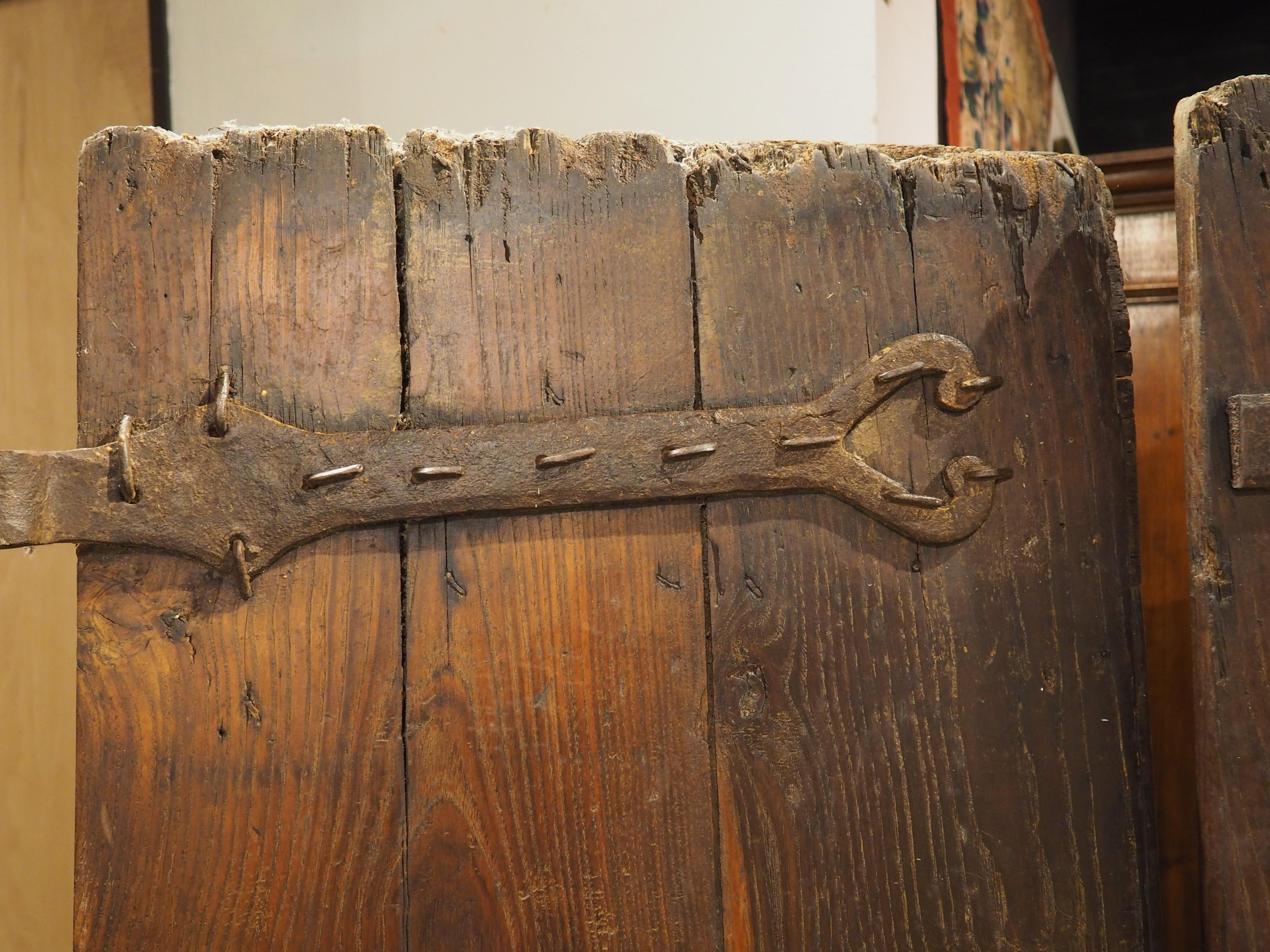 Paire de portes anciennes françaises en chêne et fer à clous des Cévennes, fin C.C. en vente 11