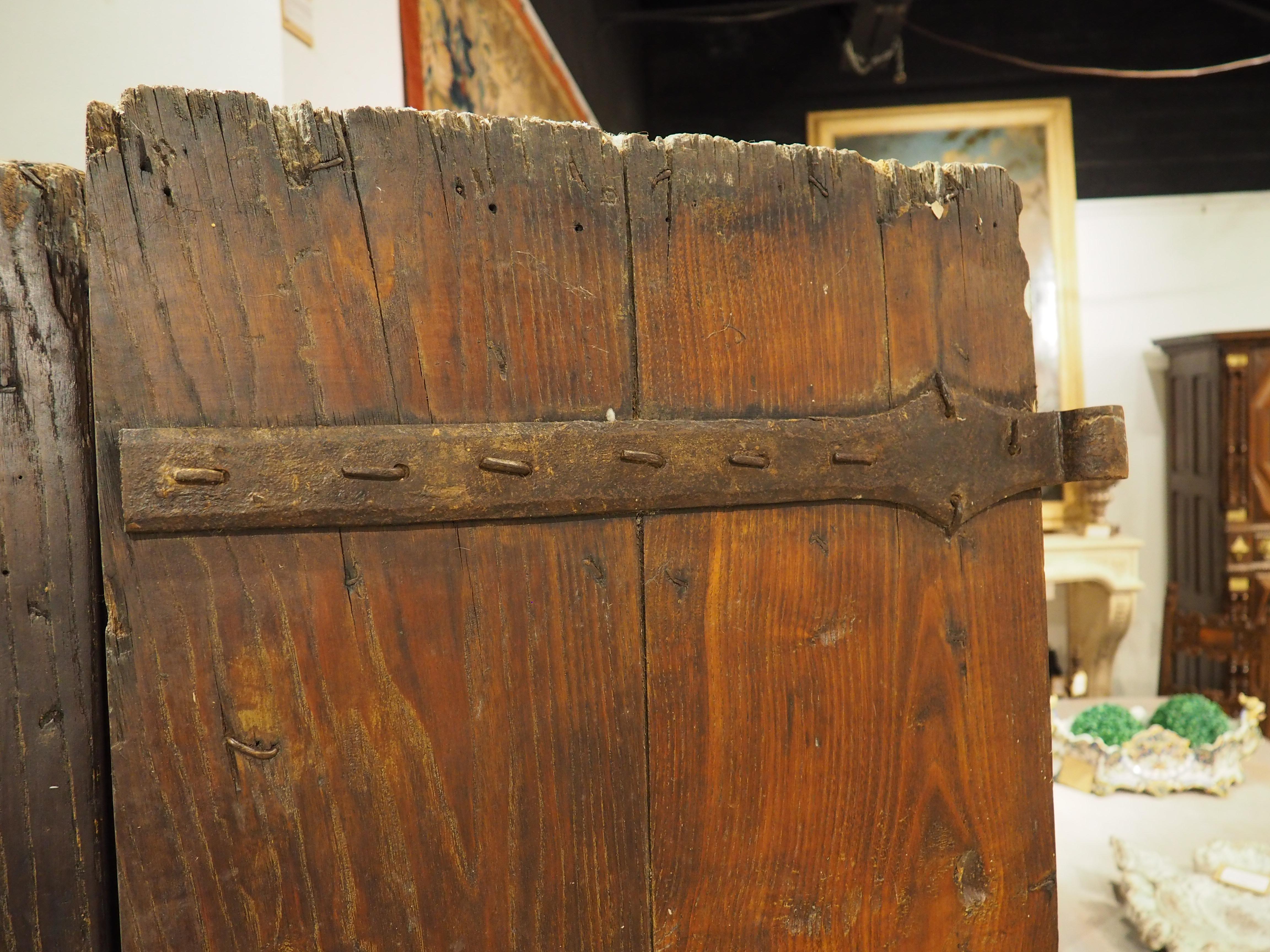 Paire de portes anciennes françaises en chêne et fer à clous des Cévennes, fin C.C. en vente 12