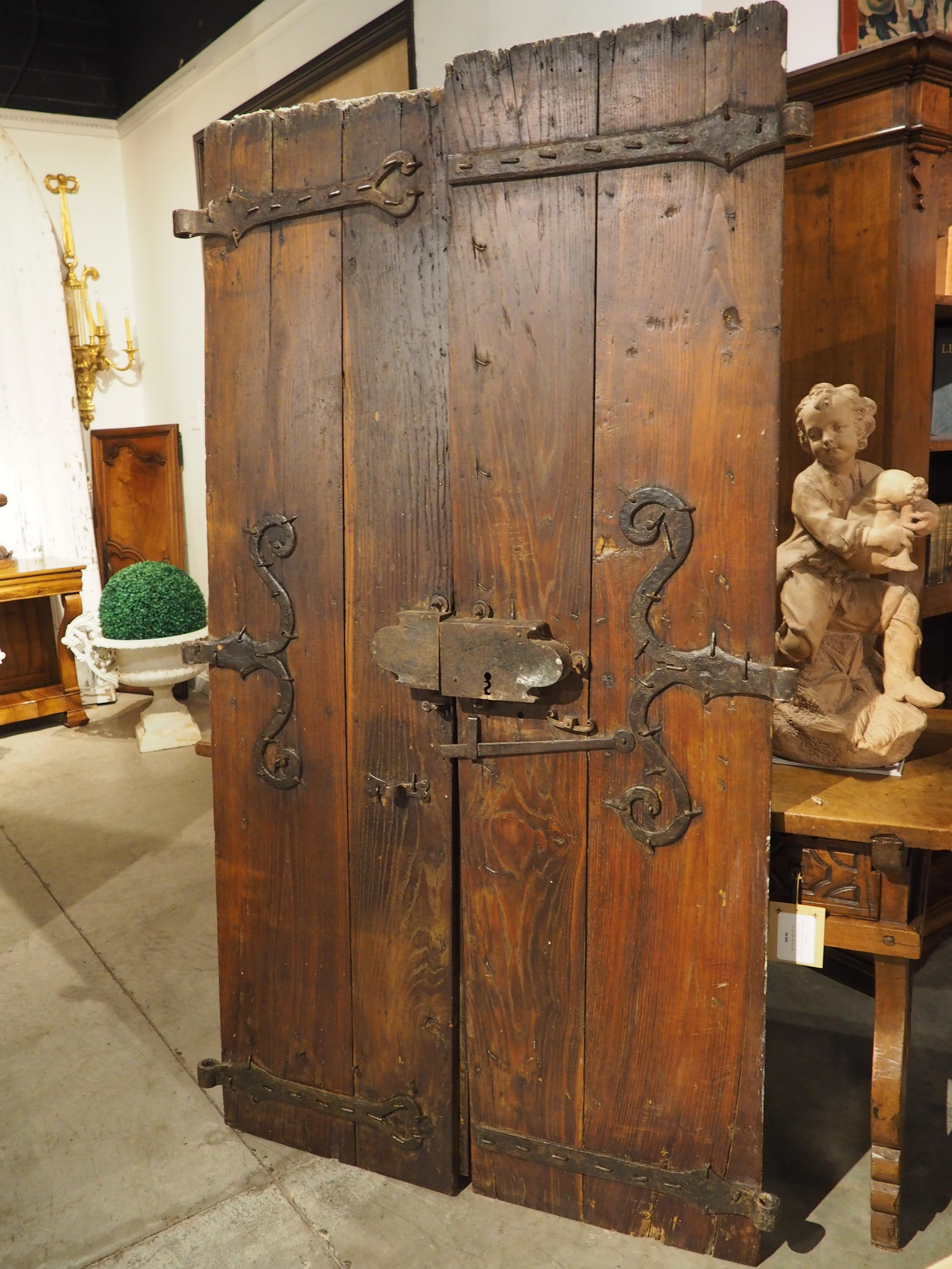 Plus d'informations bientôt...

Ces fascinantes portes en chêne et clous de fer ont été sculptées à la main en France à la fin des années 1800.  Récemment démontée d'une propriété des Cévennes (région culturelle du sud de la France), cette paire de