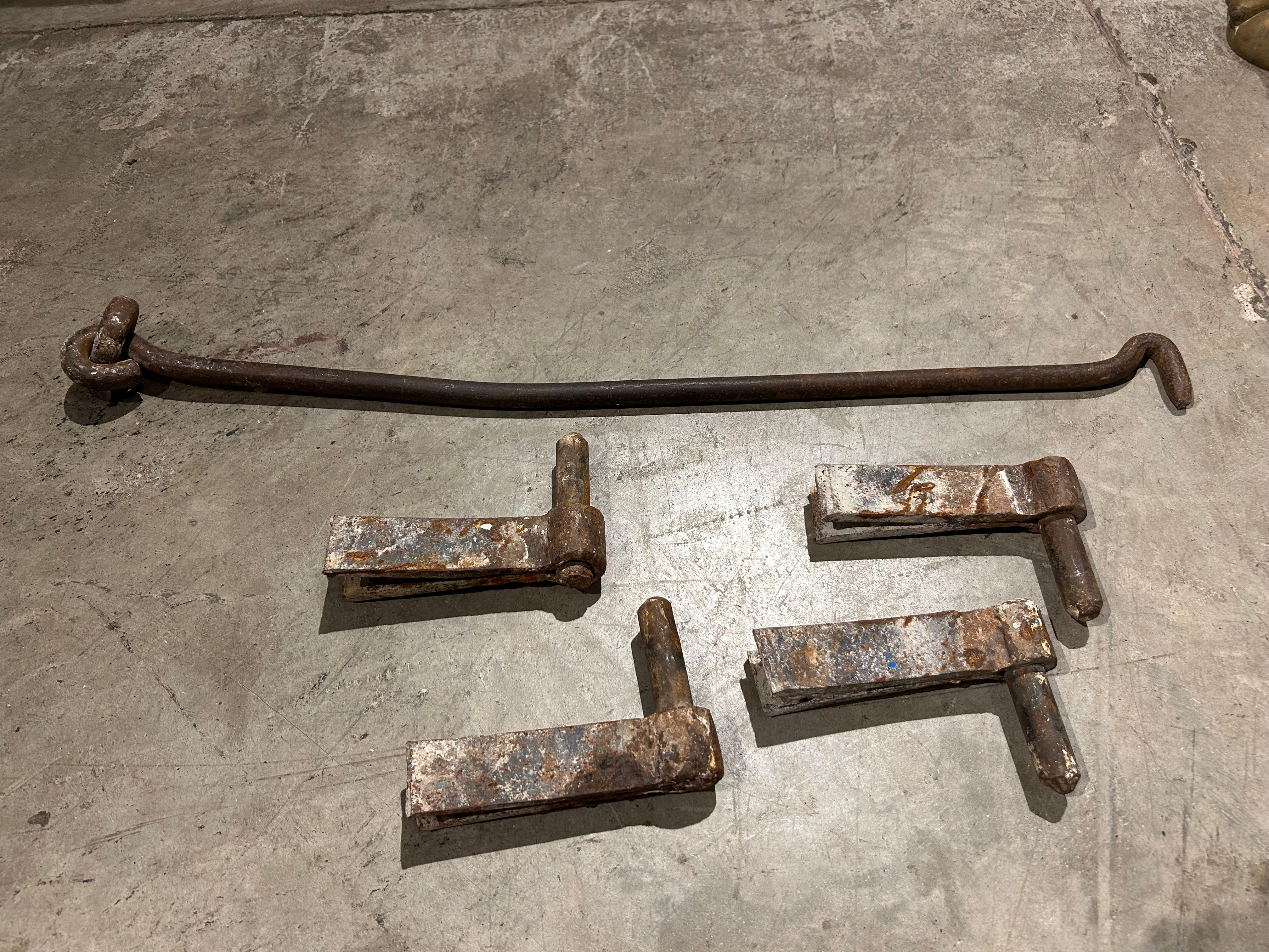 Paire de portes anciennes françaises en chêne et fer à clous des Cévennes, fin C.C. en vente 13