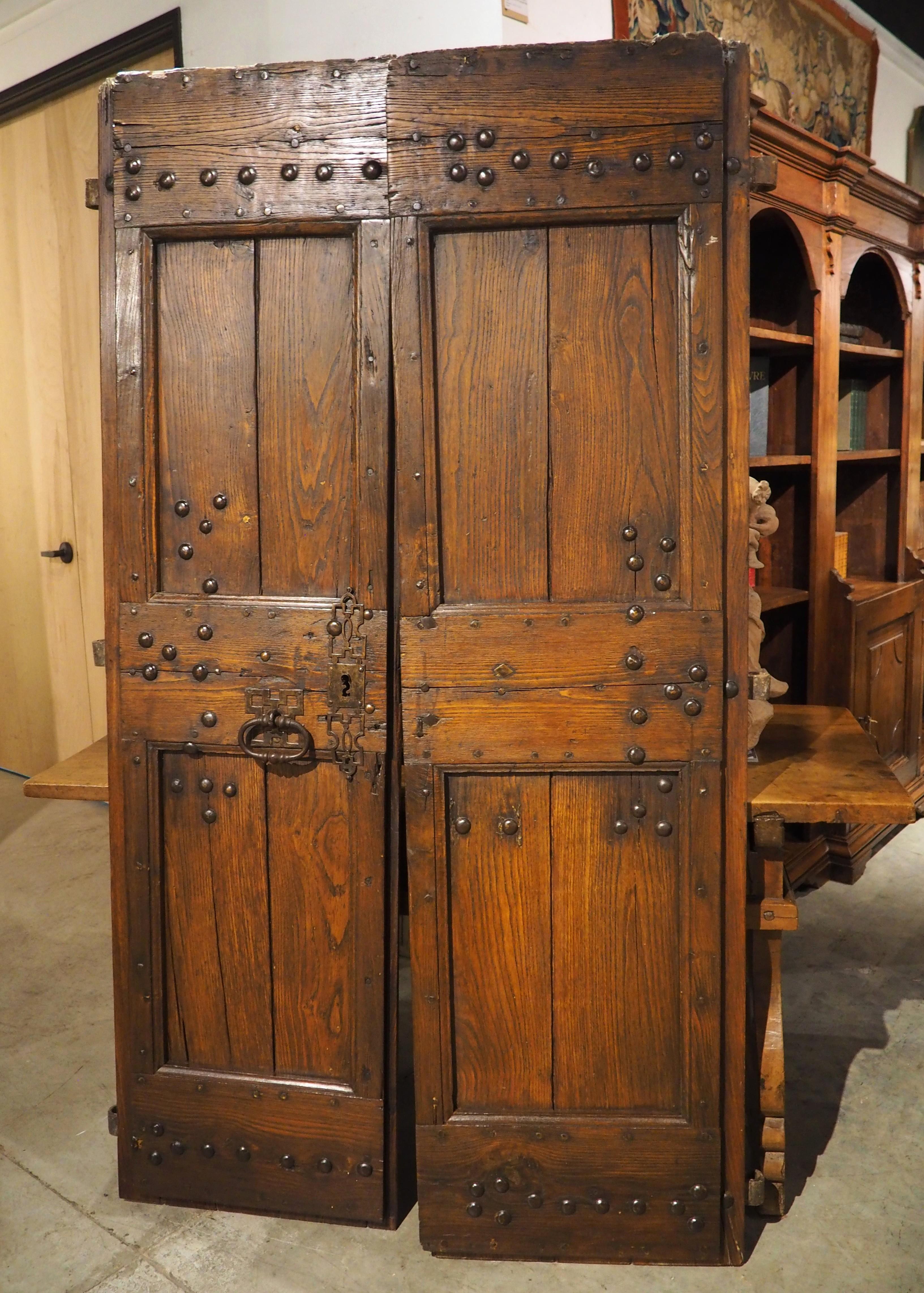 Français Paire de portes anciennes françaises en chêne et fer à clous des Cévennes, fin C.C. en vente
