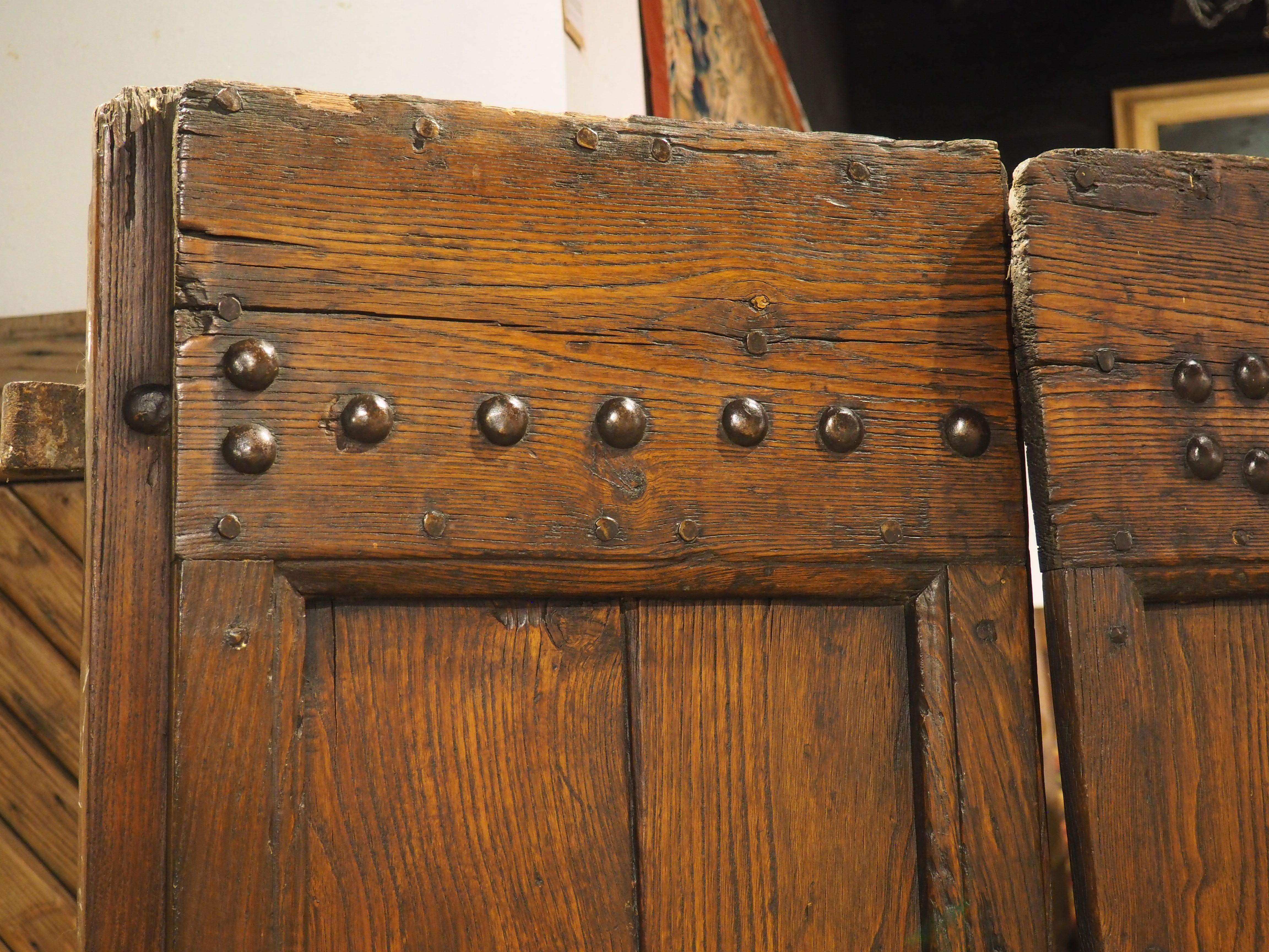 Sculpté à la main Paire de portes anciennes françaises en chêne et fer à clous des Cévennes, fin C.C. en vente