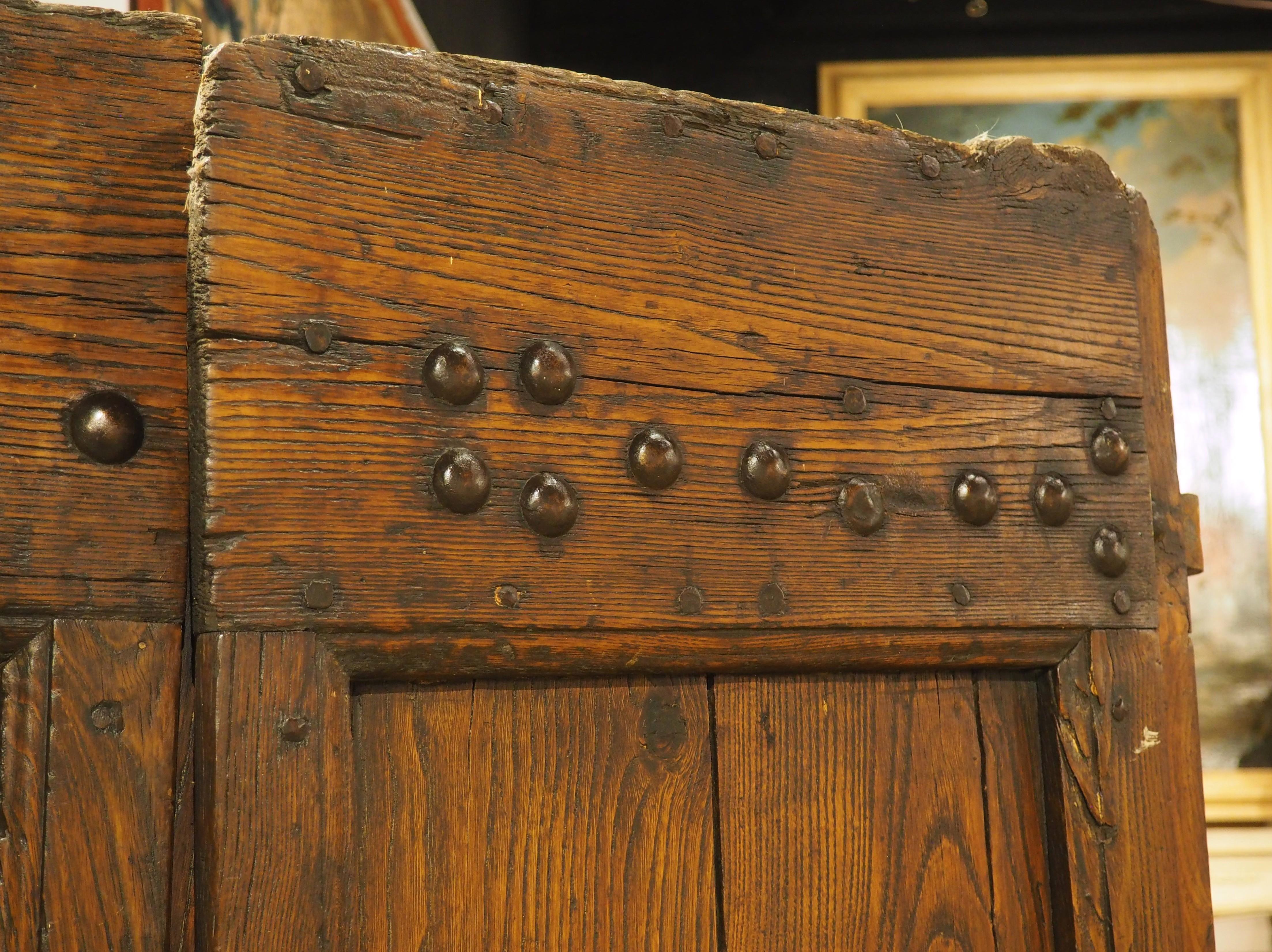 Paire de portes anciennes françaises en chêne et fer à clous des Cévennes, fin C.C. Bon état - En vente à Dallas, TX