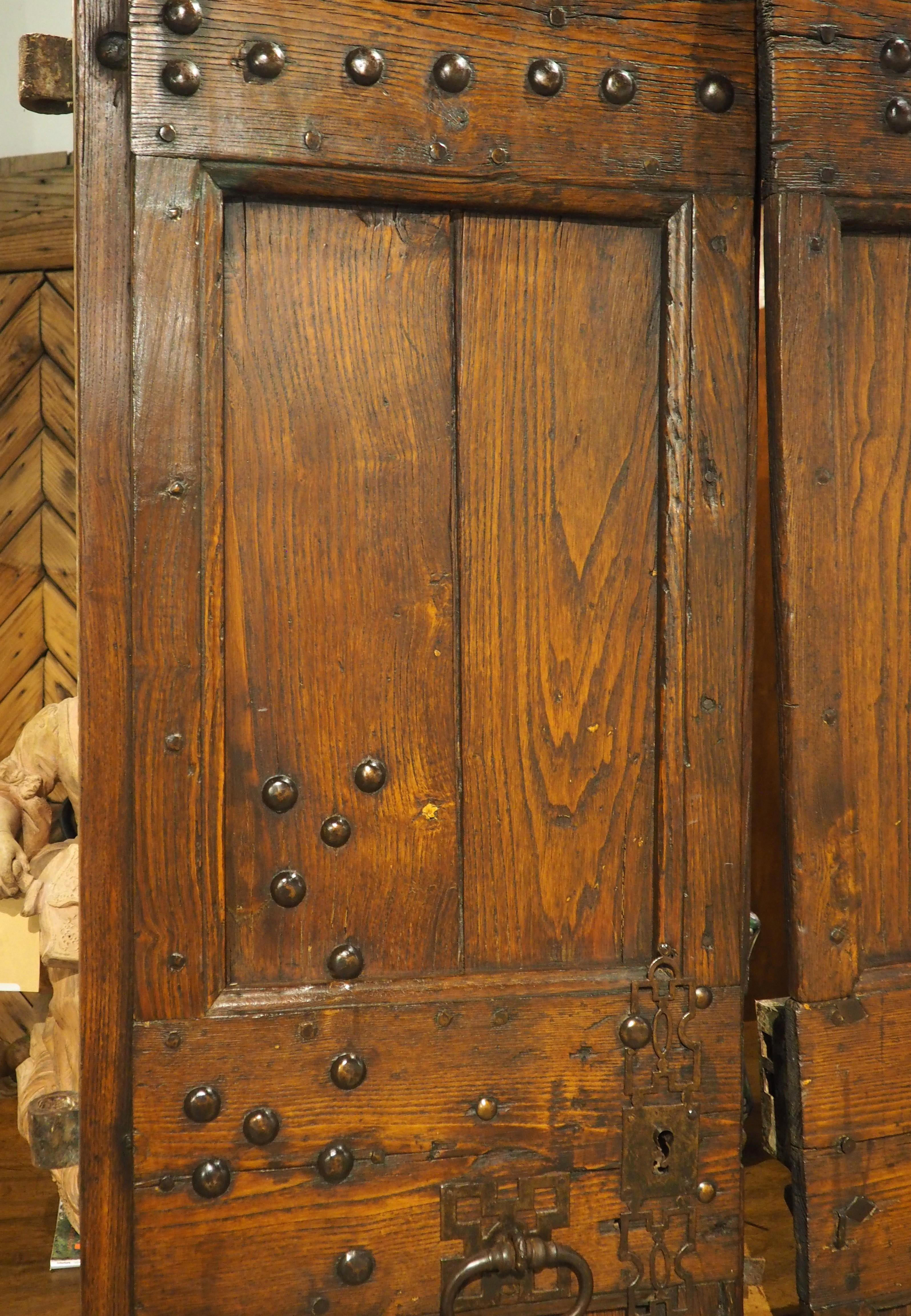 XIXe siècle Paire de portes anciennes françaises en chêne et fer à clous des Cévennes, fin C.C. en vente
