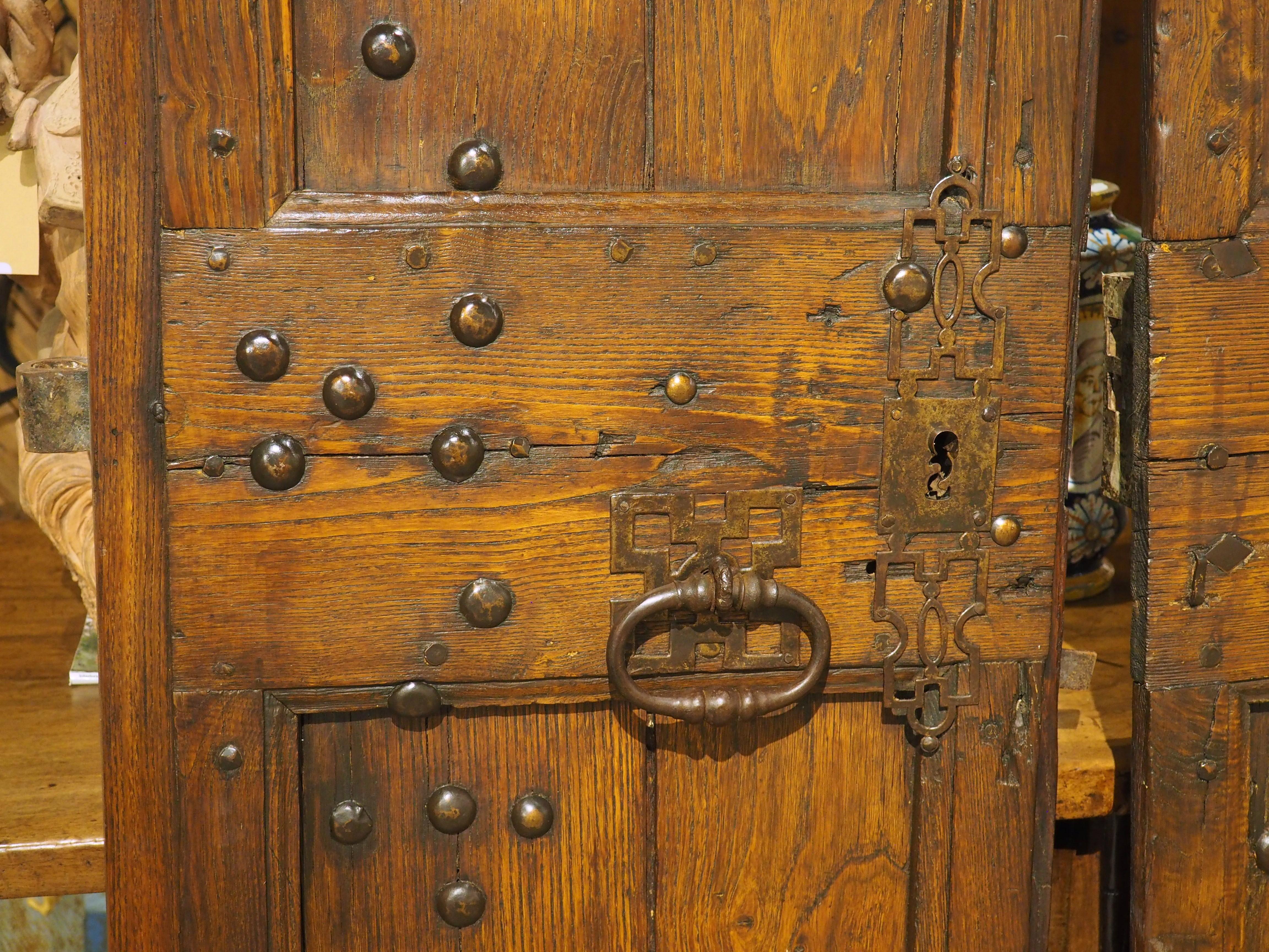 Paire de portes anciennes françaises en chêne et fer à clous des Cévennes, fin C.C. en vente 1