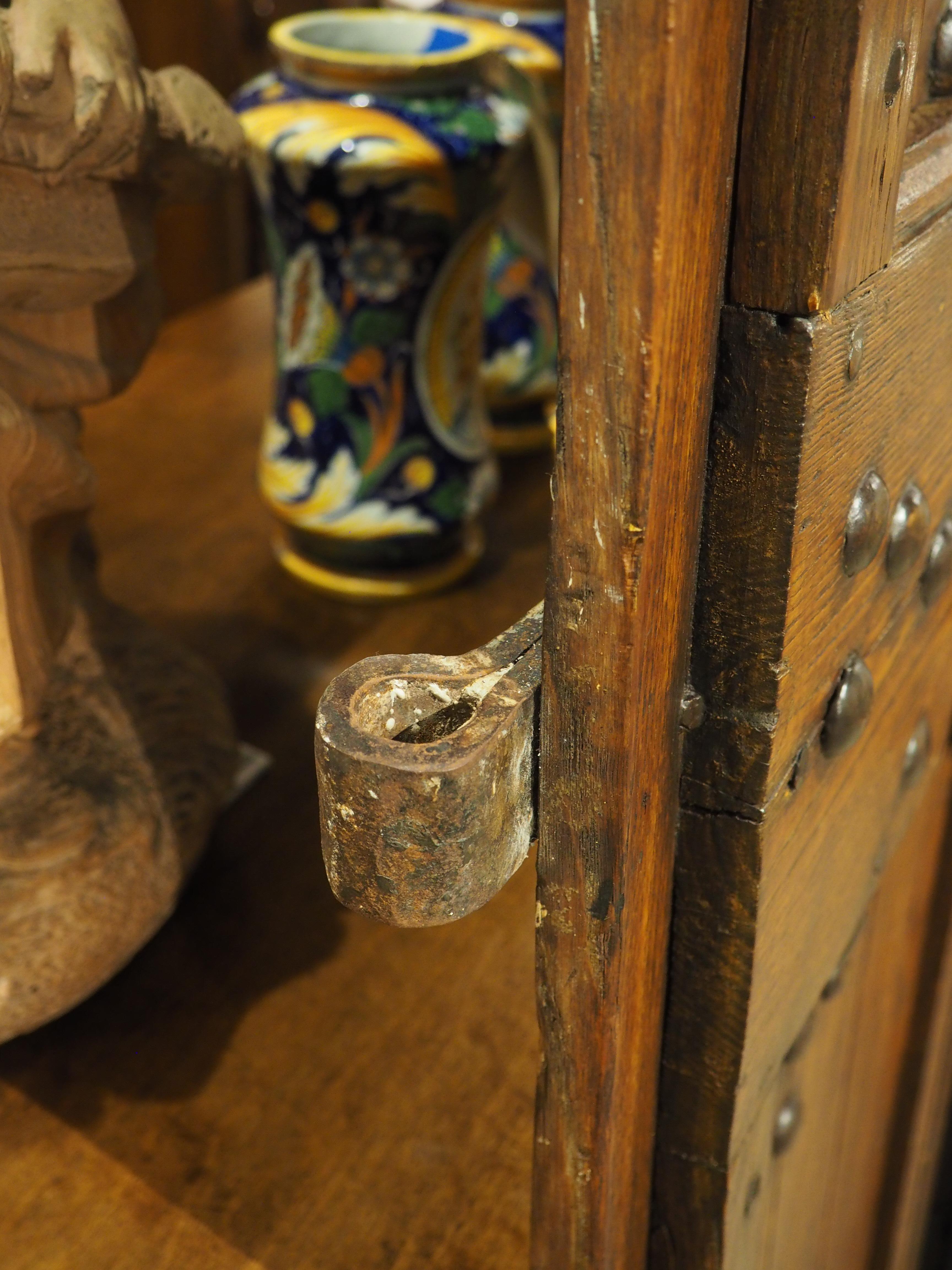 Paire de portes anciennes françaises en chêne et fer à clous des Cévennes, fin C.C. en vente 2