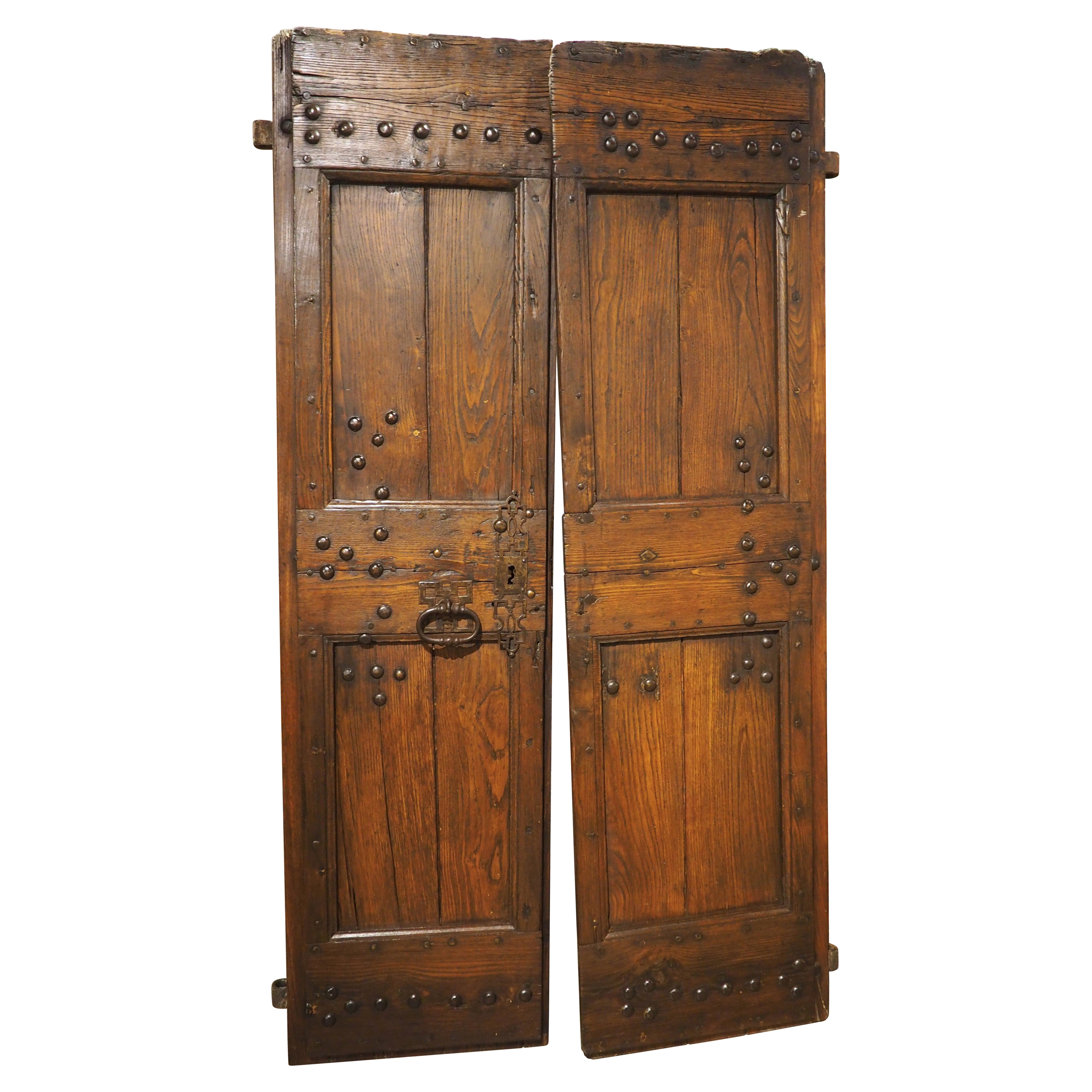 Paire de portes anciennes françaises en chêne et fer à clous des Cévennes, fin C.C. en vente