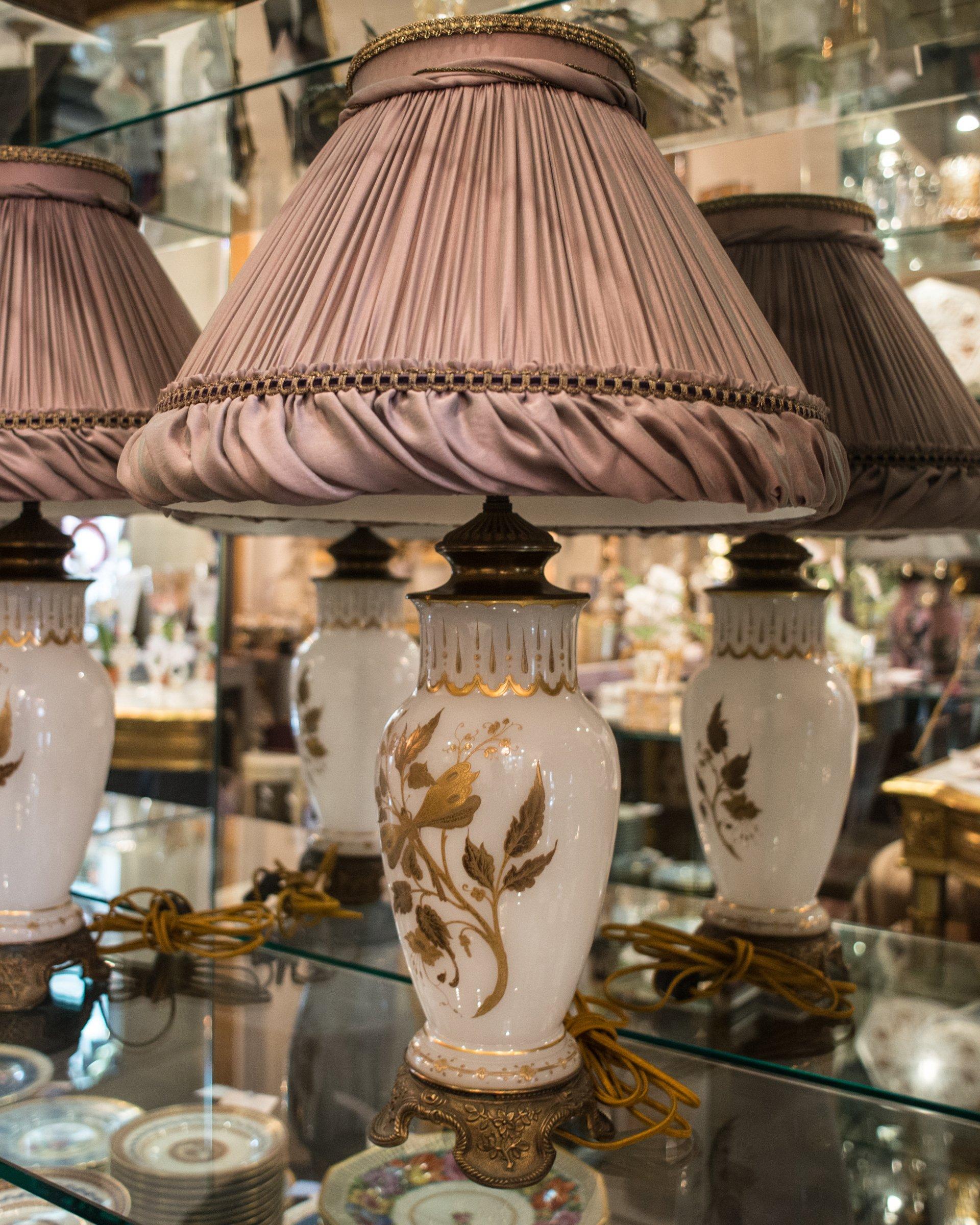 Doré Paire de lampes françaises anciennes en verre opalin blanc et bronze avec abat-jour en soie violette en vente