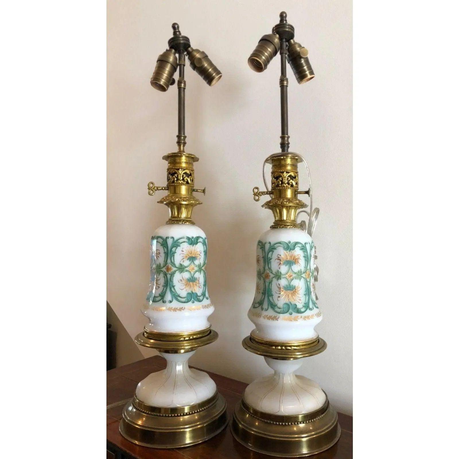 Paar antike französische Opalglas-Designer-Tischlampen, spätes 19. Jahrhundert im Zustand „Gut“ im Angebot in LOS ANGELES, CA