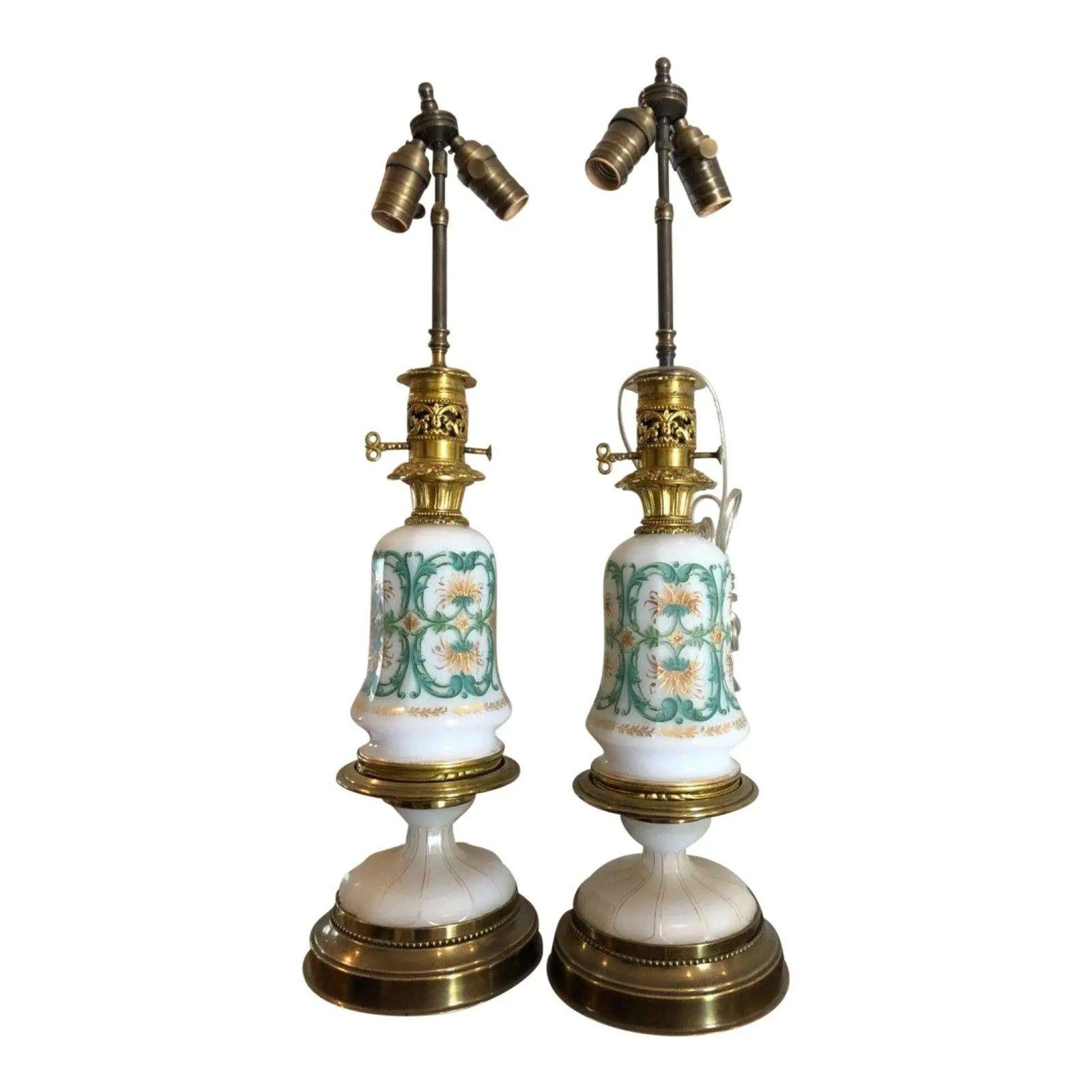 XIXe siècle Paire de lampes de table anciennes en verre opalin de style français, fin du 19ème siècle en vente