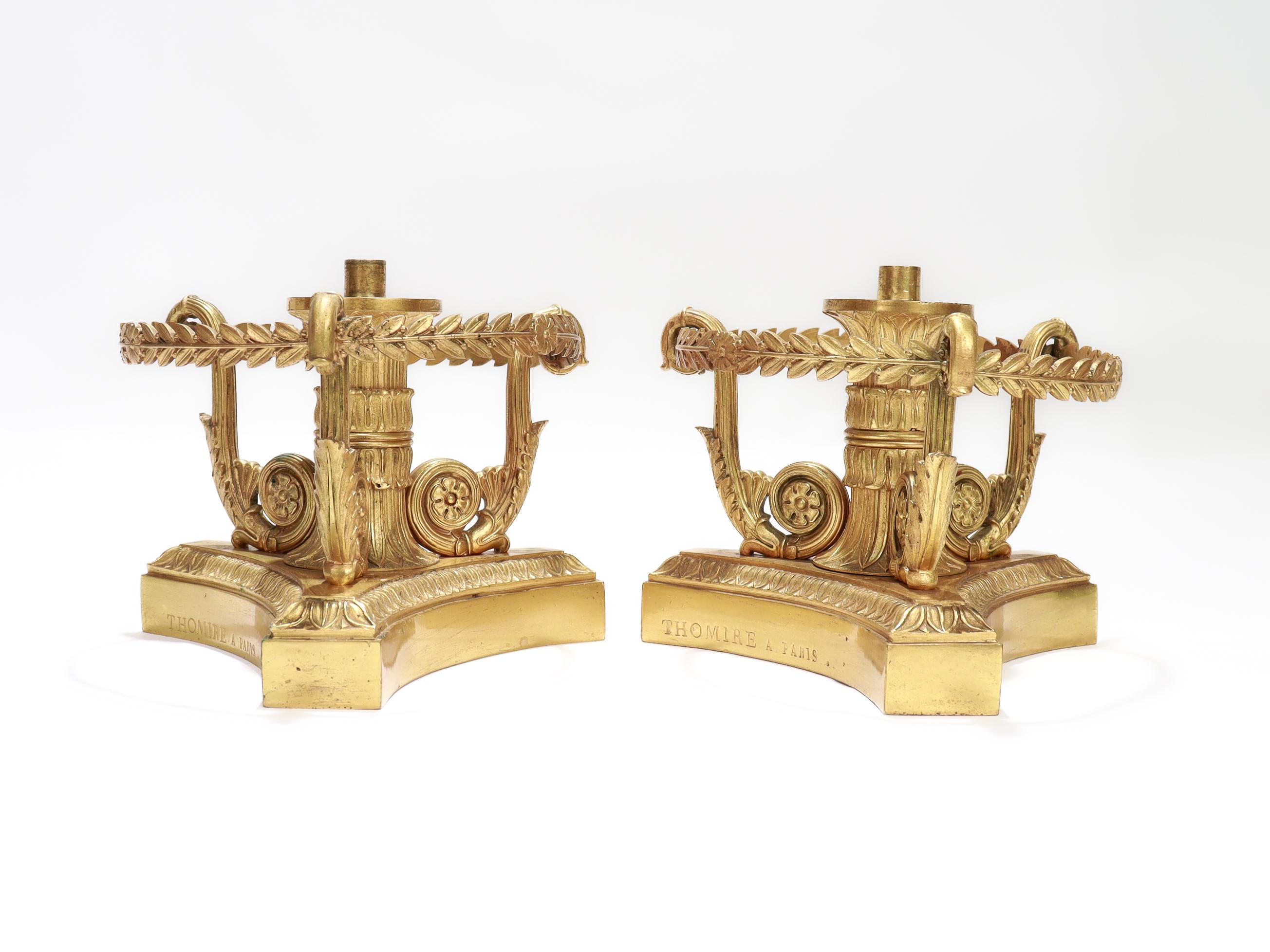 Une belle paire de bases d'étagères françaises anciennes.

Par Pierre-Phillippe Thomire.

En bronze doré.

Chacune comporte une colonne centrale avec un fil de montage au sommet, entourée d'une couronne de laurier et soutenue par trois volutes à
