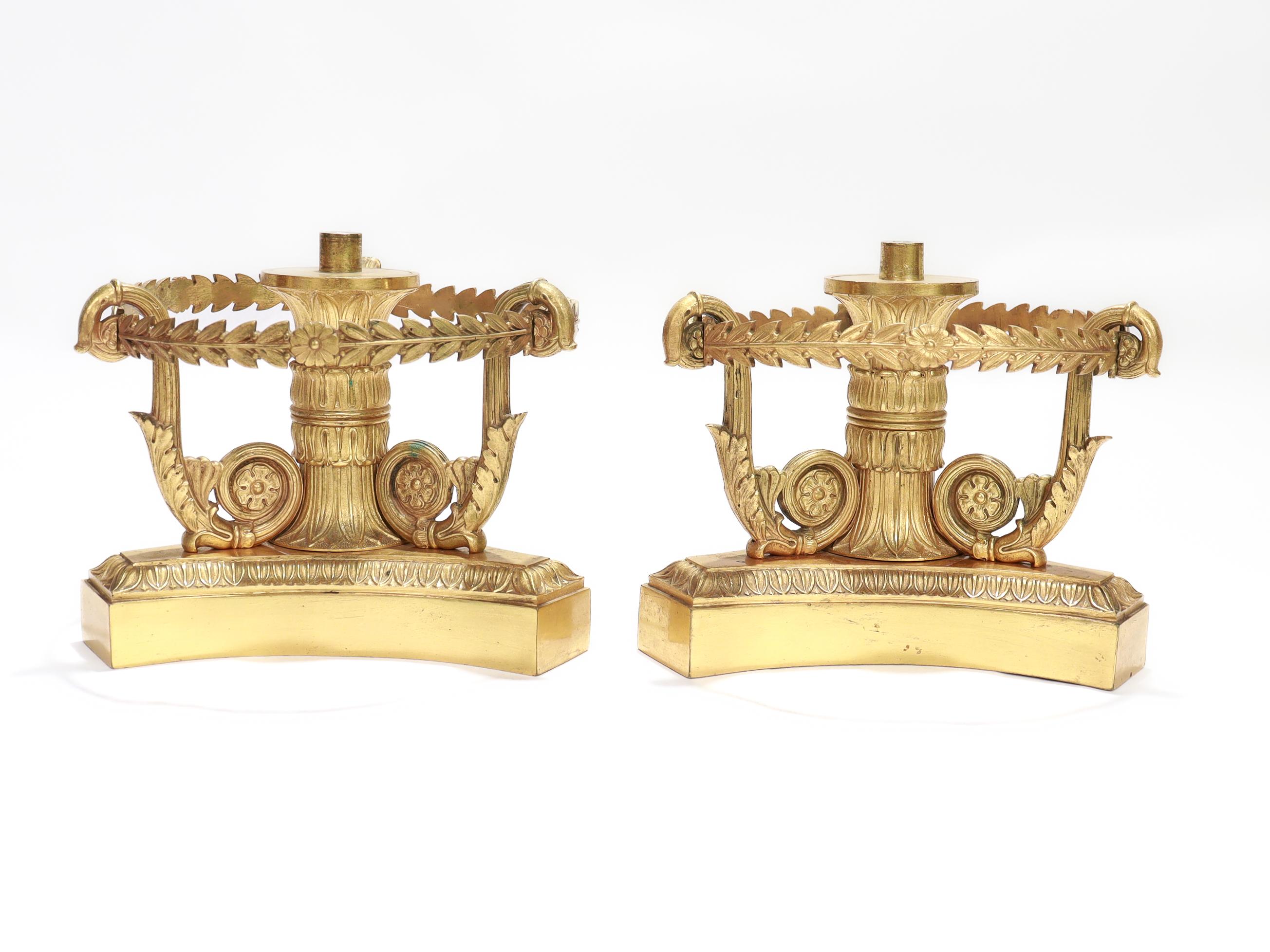 Doré Paire de bases d'étagères anciennes en bronze doré par Thomire en vente