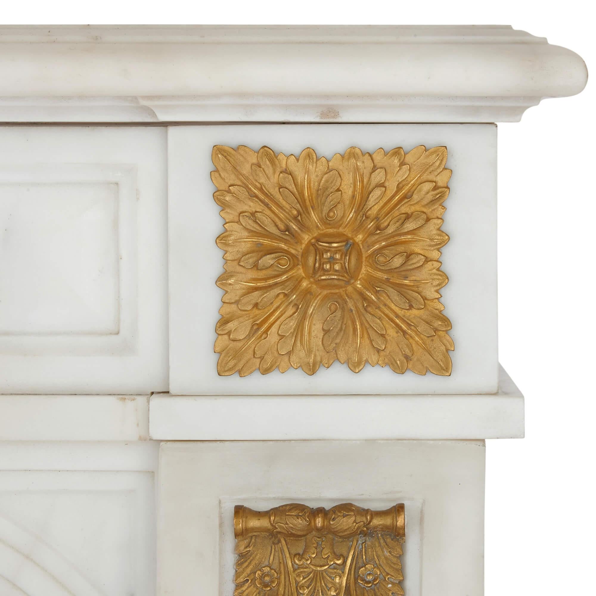 Paire de cheminées françaises anciennes en marbre montées en bronze doré avec inserts en fonte Bon état - En vente à London, GB