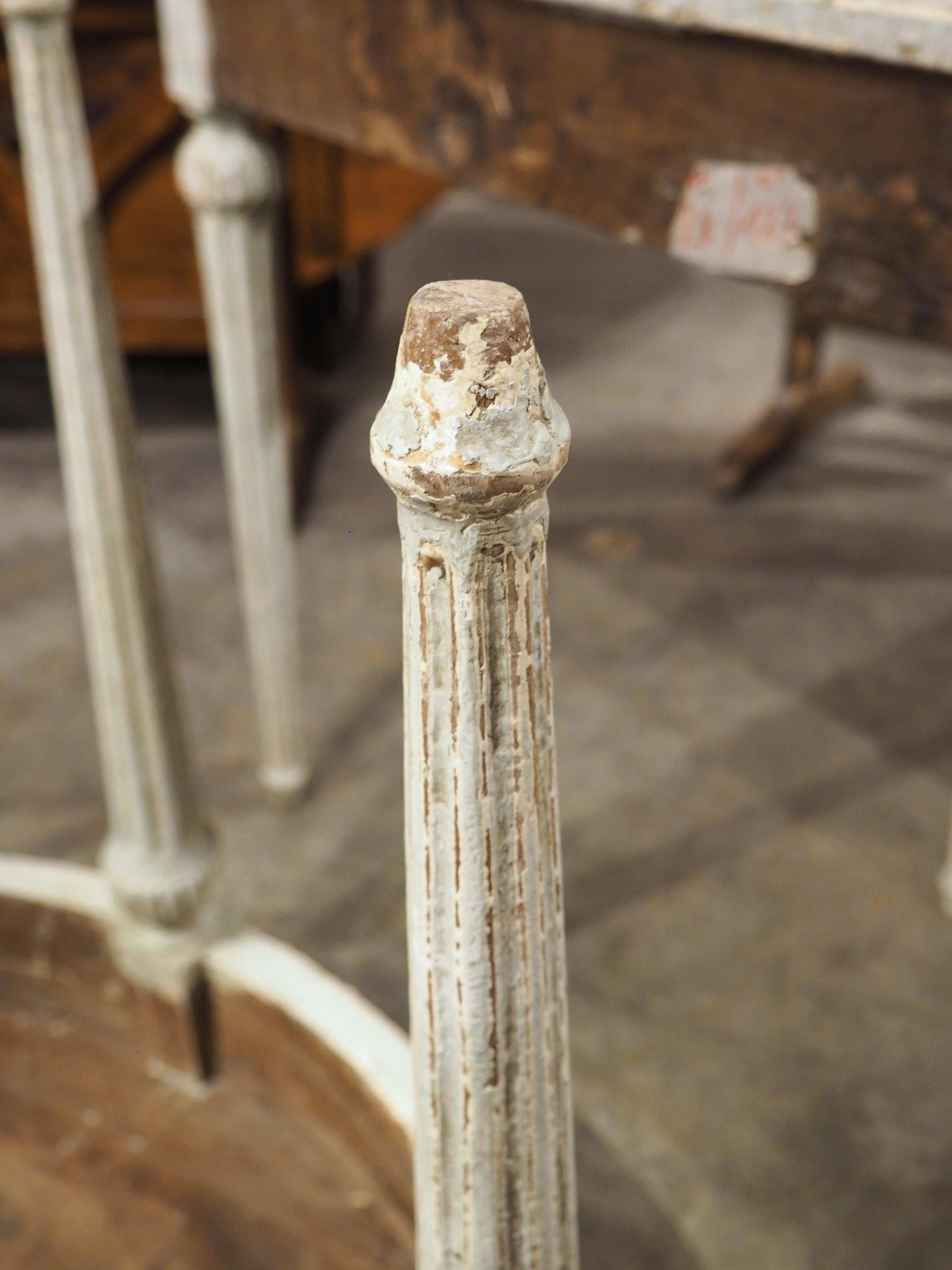 Intagliate a mano in quercia, intorno al 1880 in Francia, queste consolle demi-lune dipinte sono in stile Luigi XVI. I mobili del regno di Luigi XVI presentavano motivi di natura neoclassica, come indicano le chiavi greche e gli intagli merlati sul